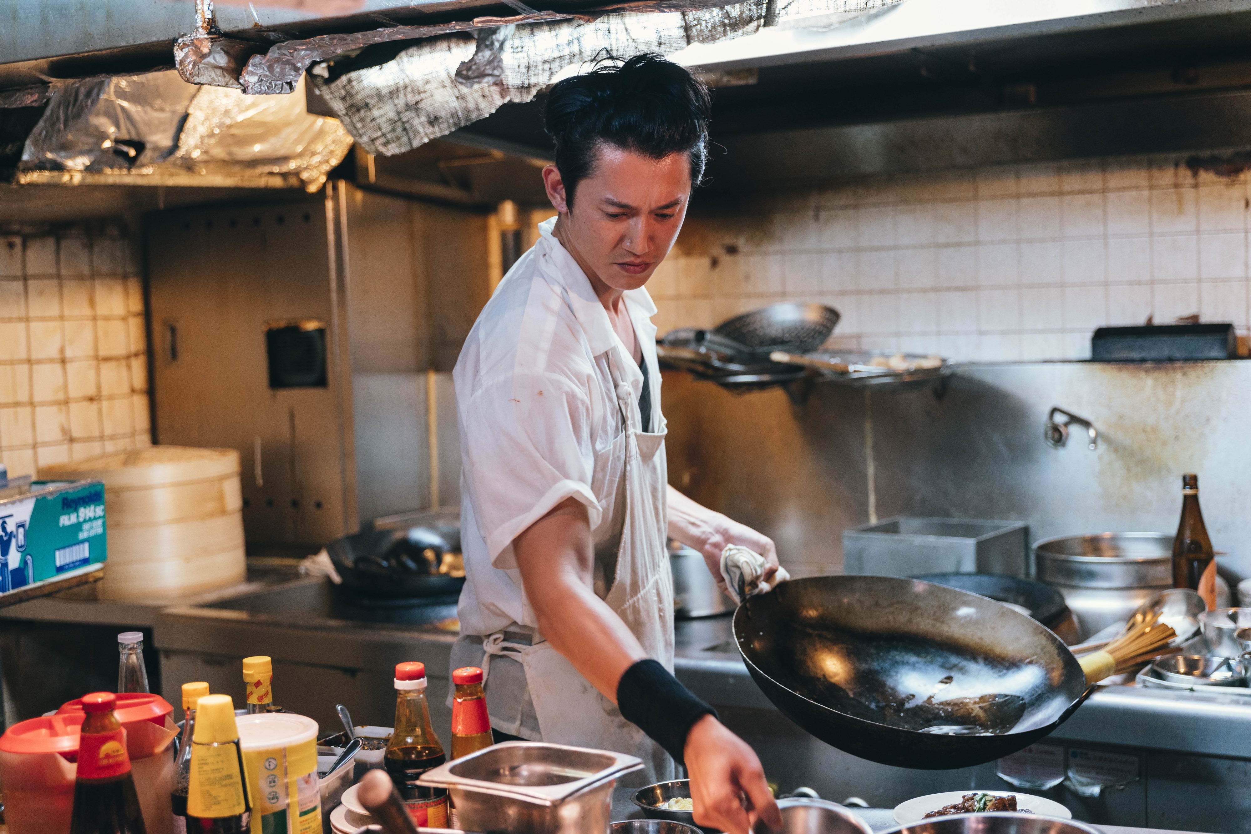 吳慷仁在《非分熟女》飾演茶餐廳廚師，有模有樣。（華映提供）