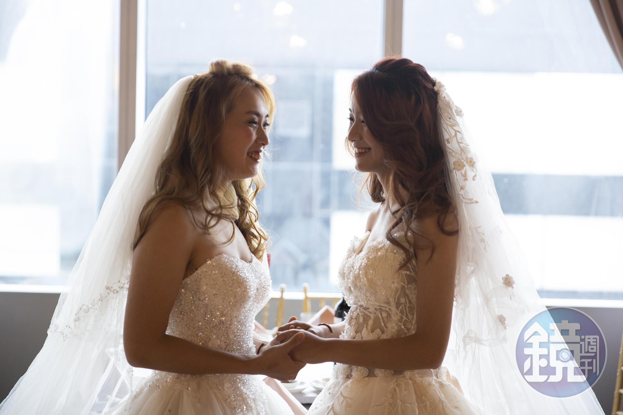 同性伴侶明天起可辦理結婚登記,圖為女同志伴侶YouTuber王妍萍與黃敏惠。