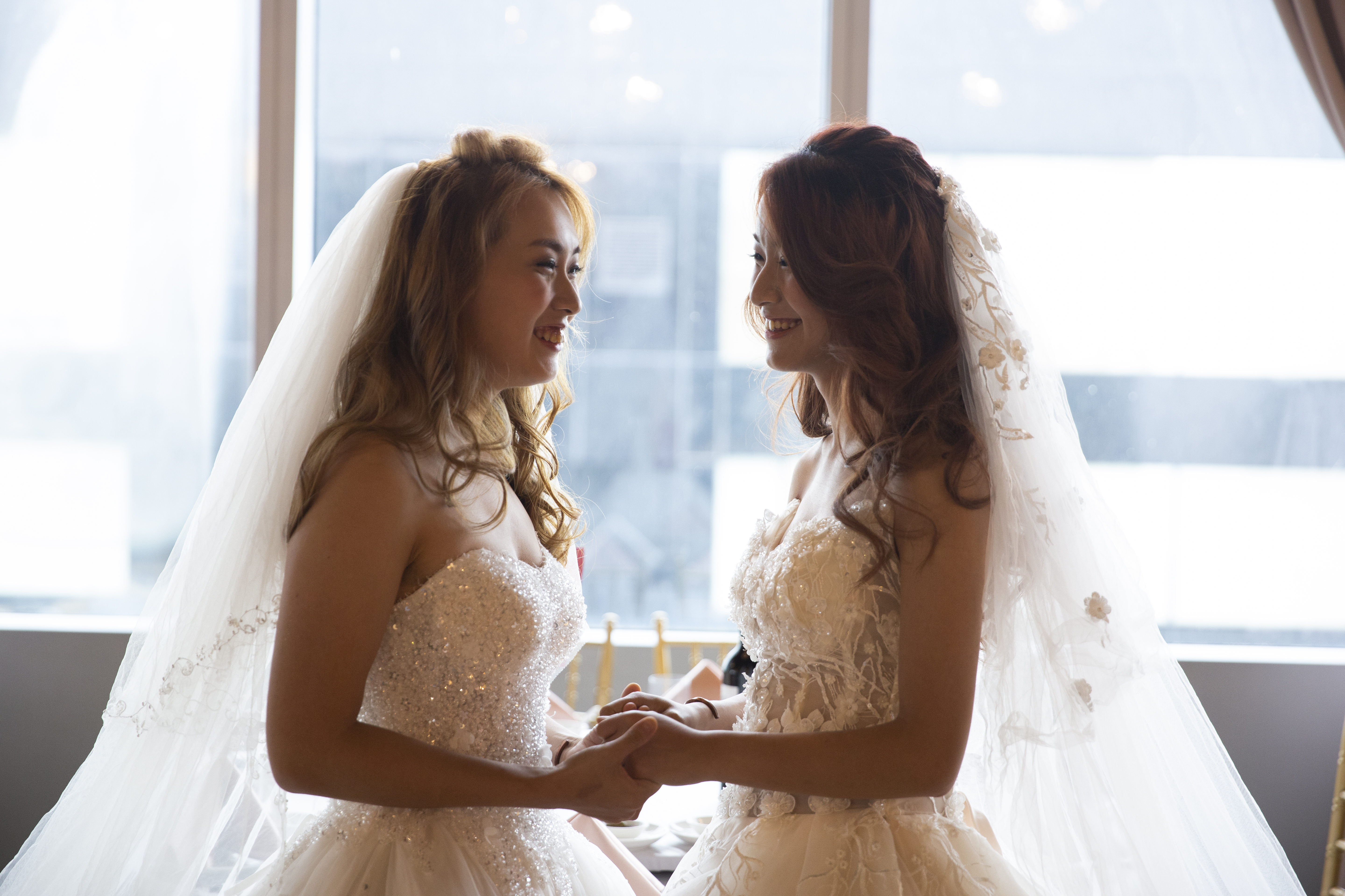 同性伴侶明天起可辦理結婚登記，圖為女同志伴侶YouTuber王妍萍與黃敏惠。