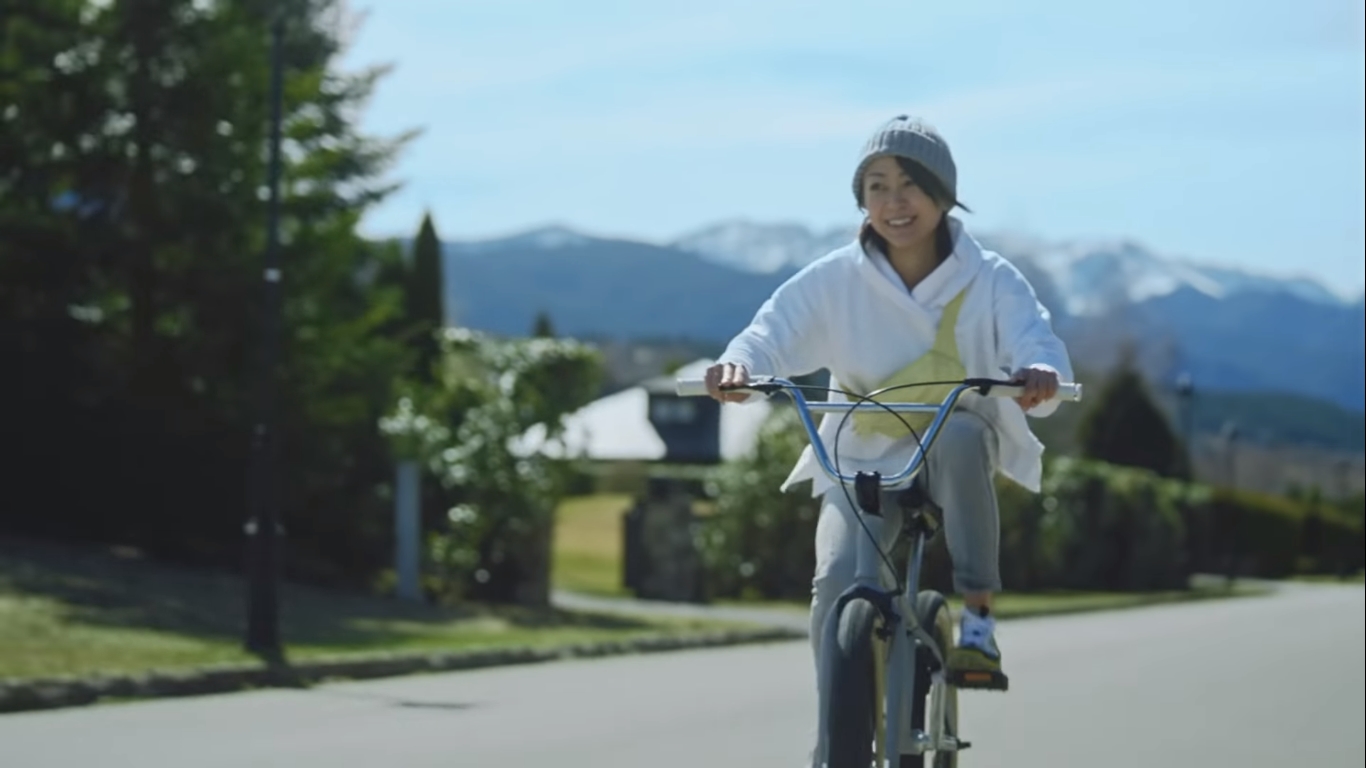 騎著車的飲料廣告才問世，宇多田光發現自己罹患「關節過動症候群」。（翻攝SUNTORY官方YouTube頻道）