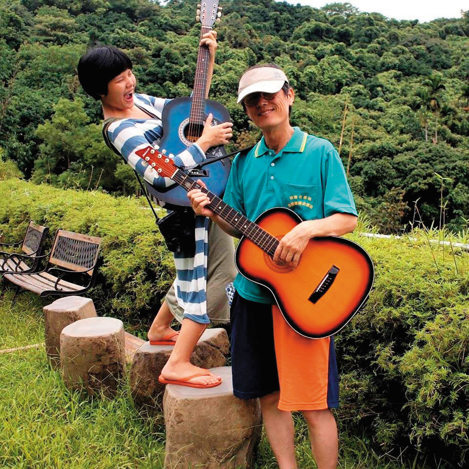 進行冷門景點熱血復甦計畫時，爸爸（右）常陪陳亦琳上山下海，還拍下搞笑合照。（陳亦琳提供）