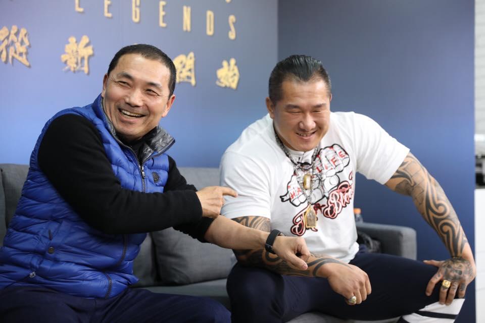 館長被質疑有前科申請良民證自清，侯友宜今（23日）在臉書上po文力挺館長。（翻攝自侯友宜臉書）