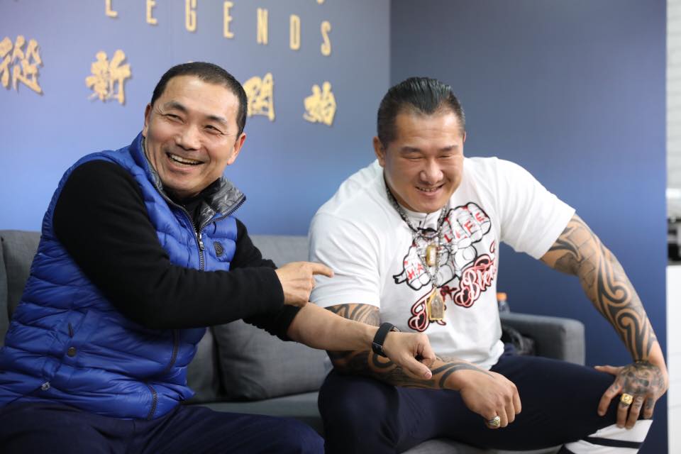 館長被質疑有前科申請良民證自清，侯友宜今（23日）在臉書上po文力挺館長。（翻攝自侯友宜臉書）