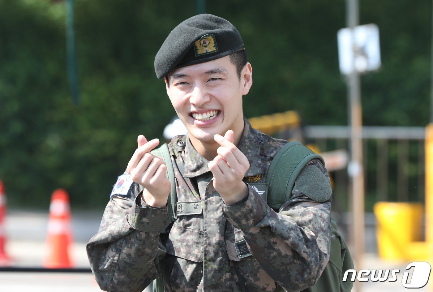 韓星姜河那今（23日）退伍，下部作品已確定與孔曉振合作。（翻攝自NEW1網站）