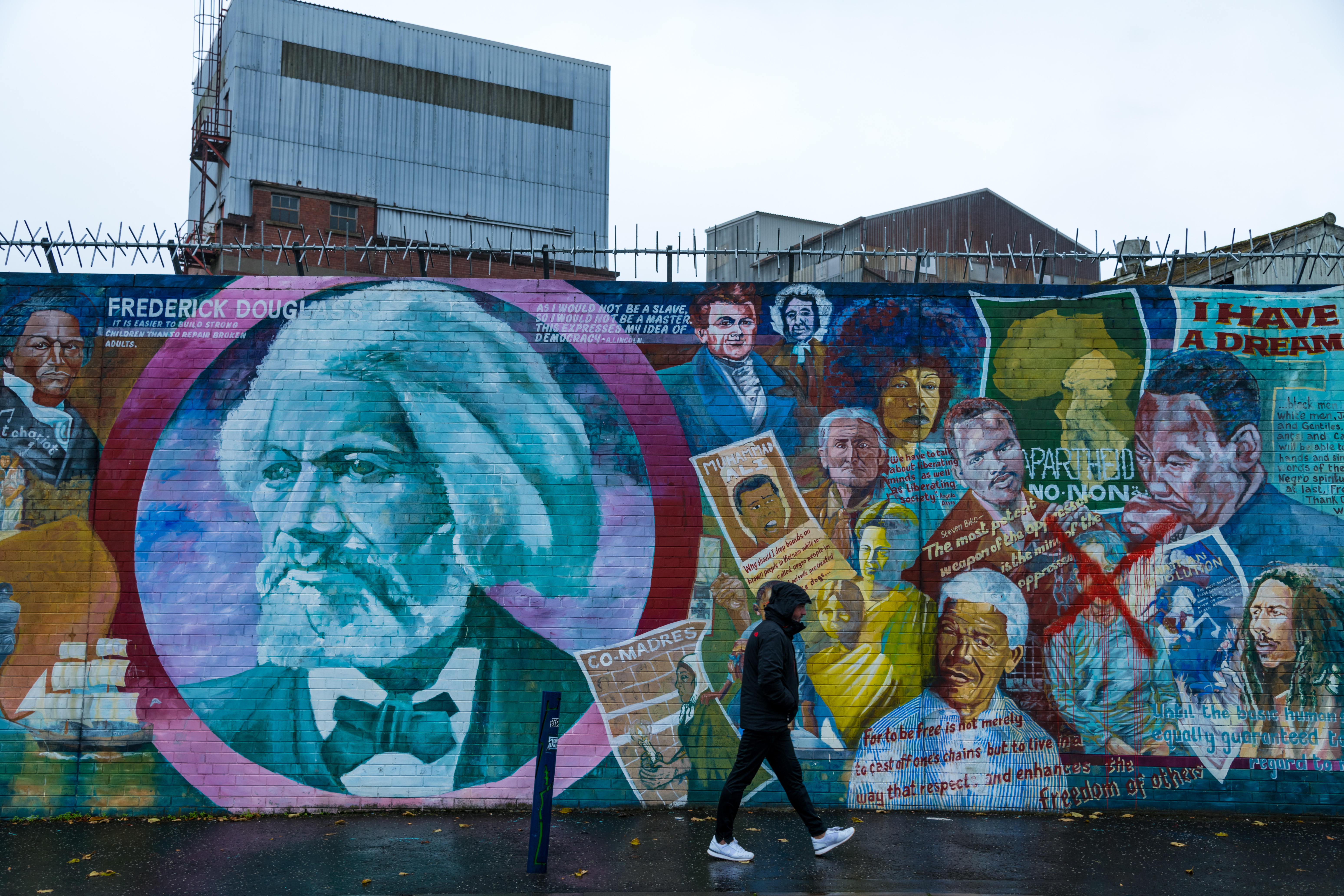 北愛爾蘭Falls Road上的壁畫，透露70年代的北愛爾蘭人有如過去的美國黑人受到不平等對待及渴望爭取公民權利。