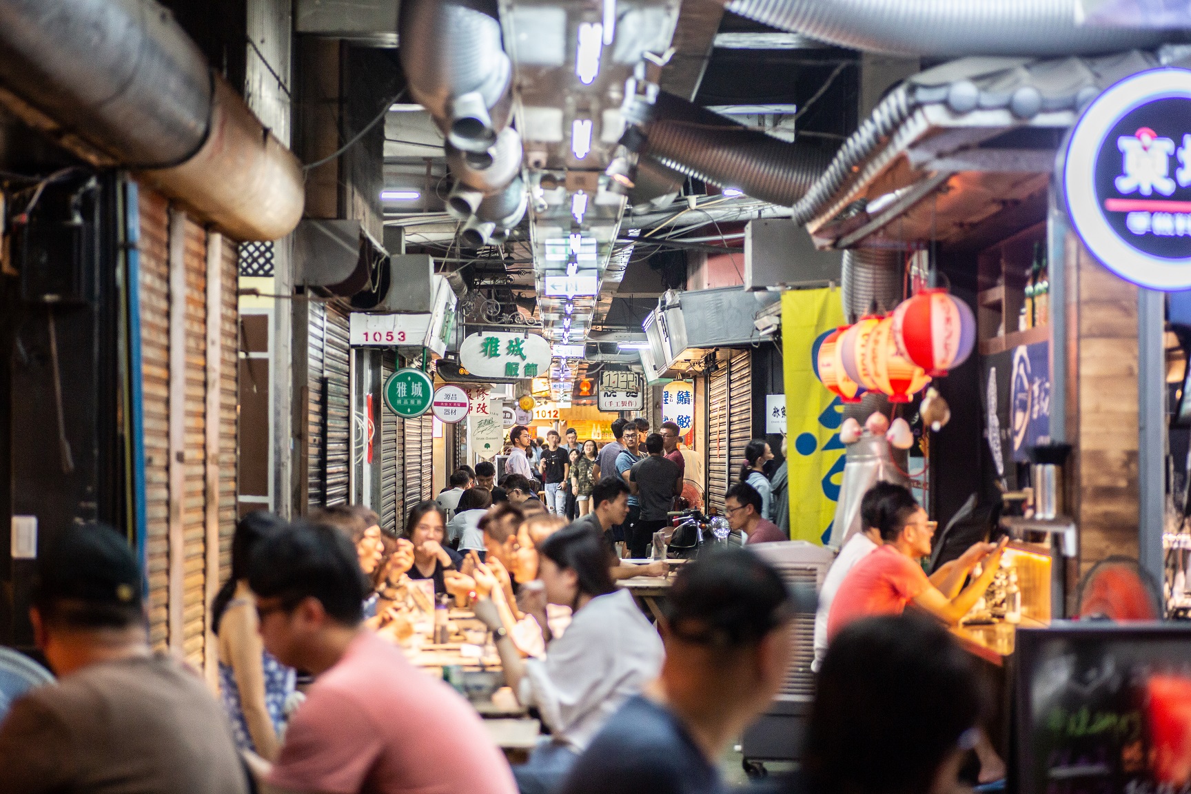 新竹東門市場每到晚上，人聲鼎沸比夜市還熱鬧。