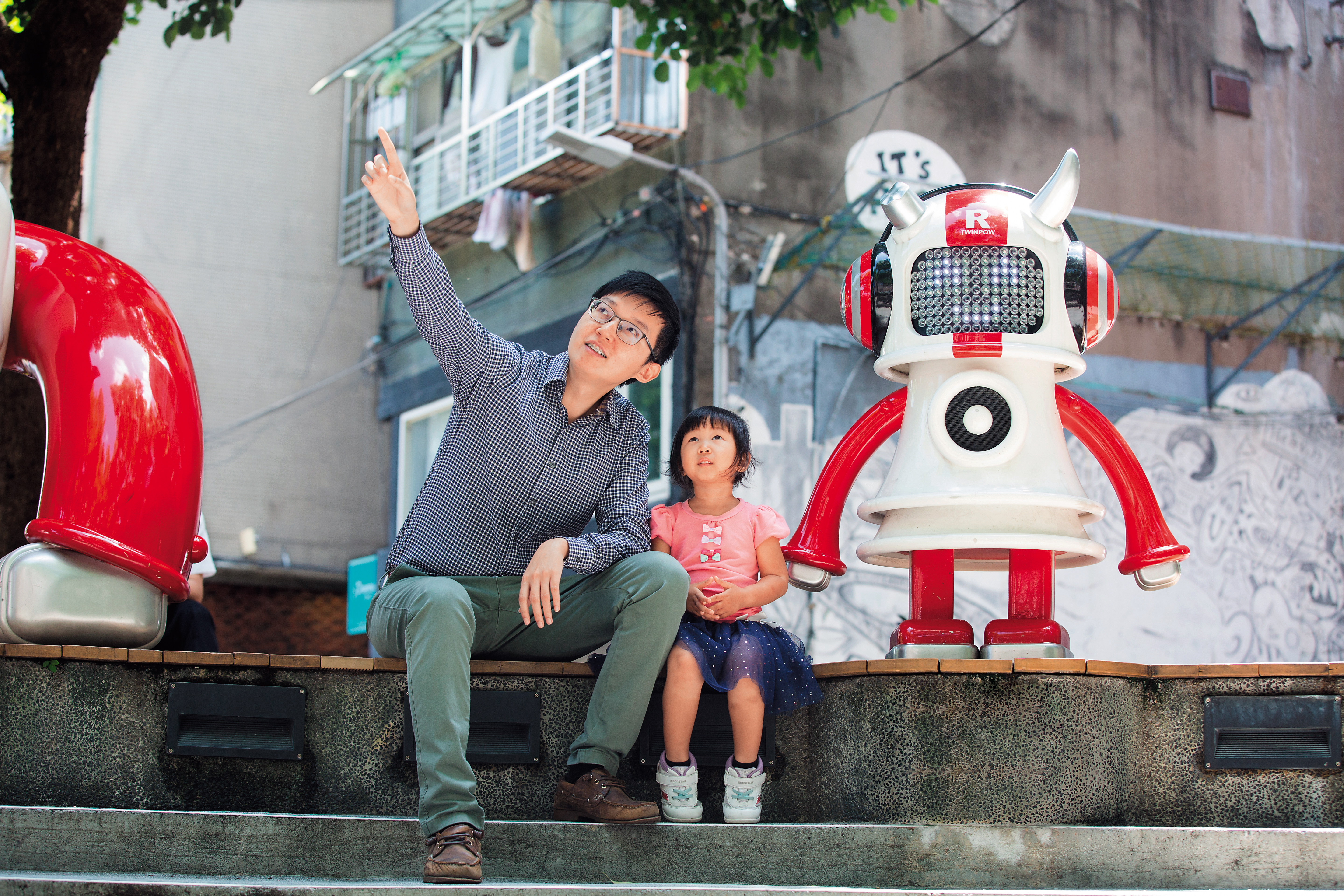 施雅棠年僅30歲，卻已賺進8位數的金庫，打算退休後要每天研究財報、陪女兒成長。