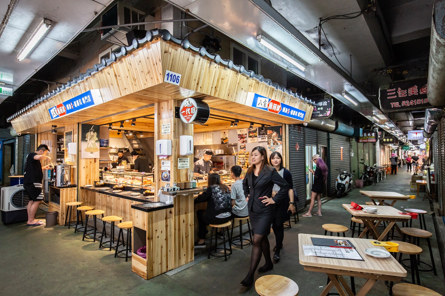 「八庵魚河岸一代目」有兩個店鋪大小，每逢假日生意即好，晚上可翻三桌。