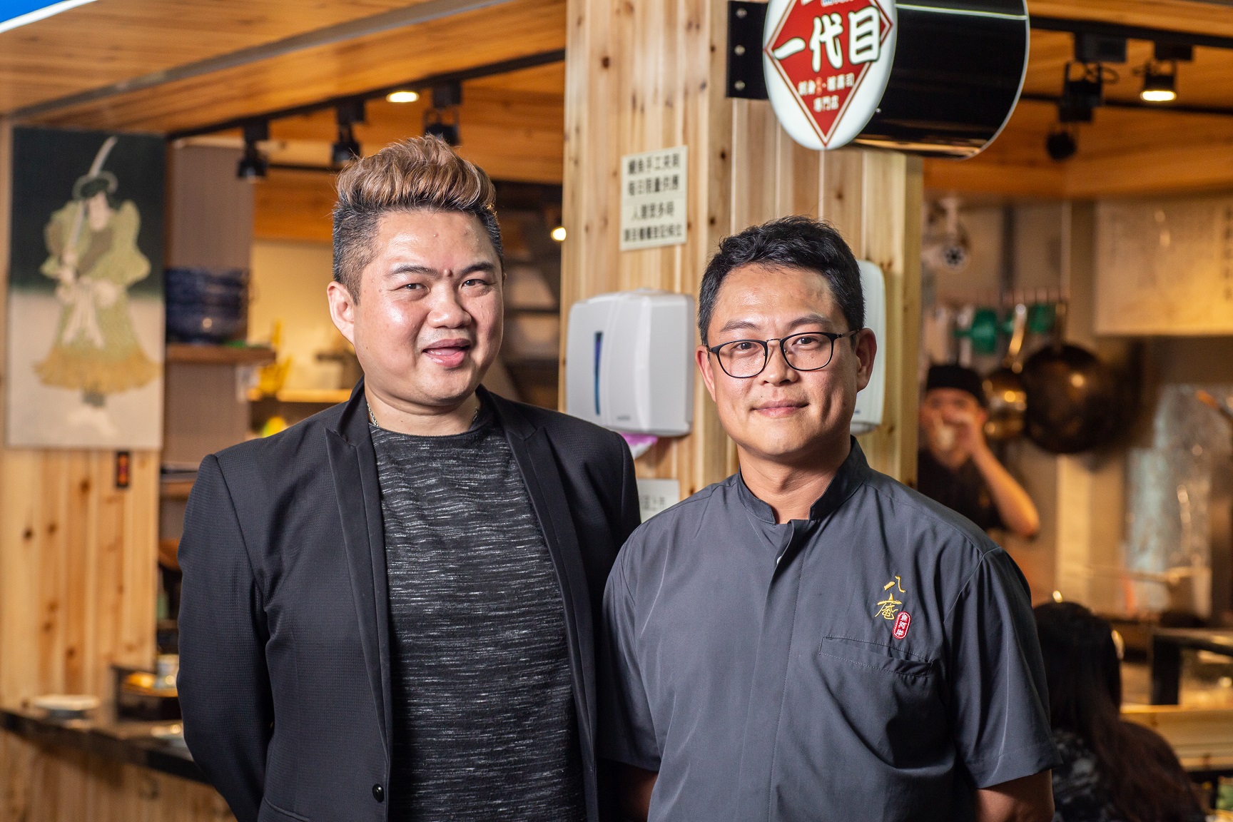 部落客踢小米（左）與吳國平（右）合作，在老市場開出人氣日本料理店。