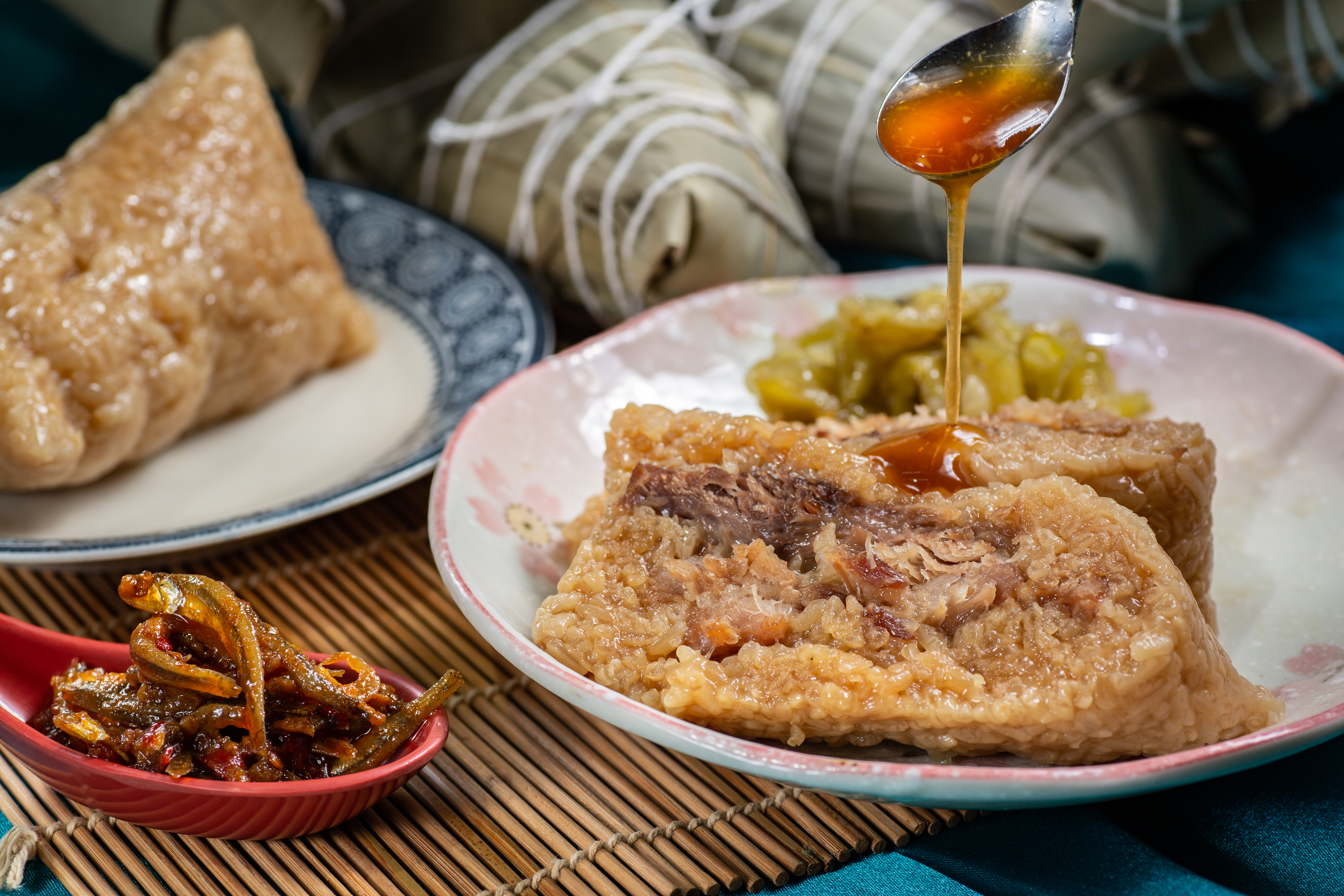 在店裡吃「上海鮮肉粽」務必和酸菜、特製小魚干辣椒醬同吃，滋味妙不可言。（60元／顆）