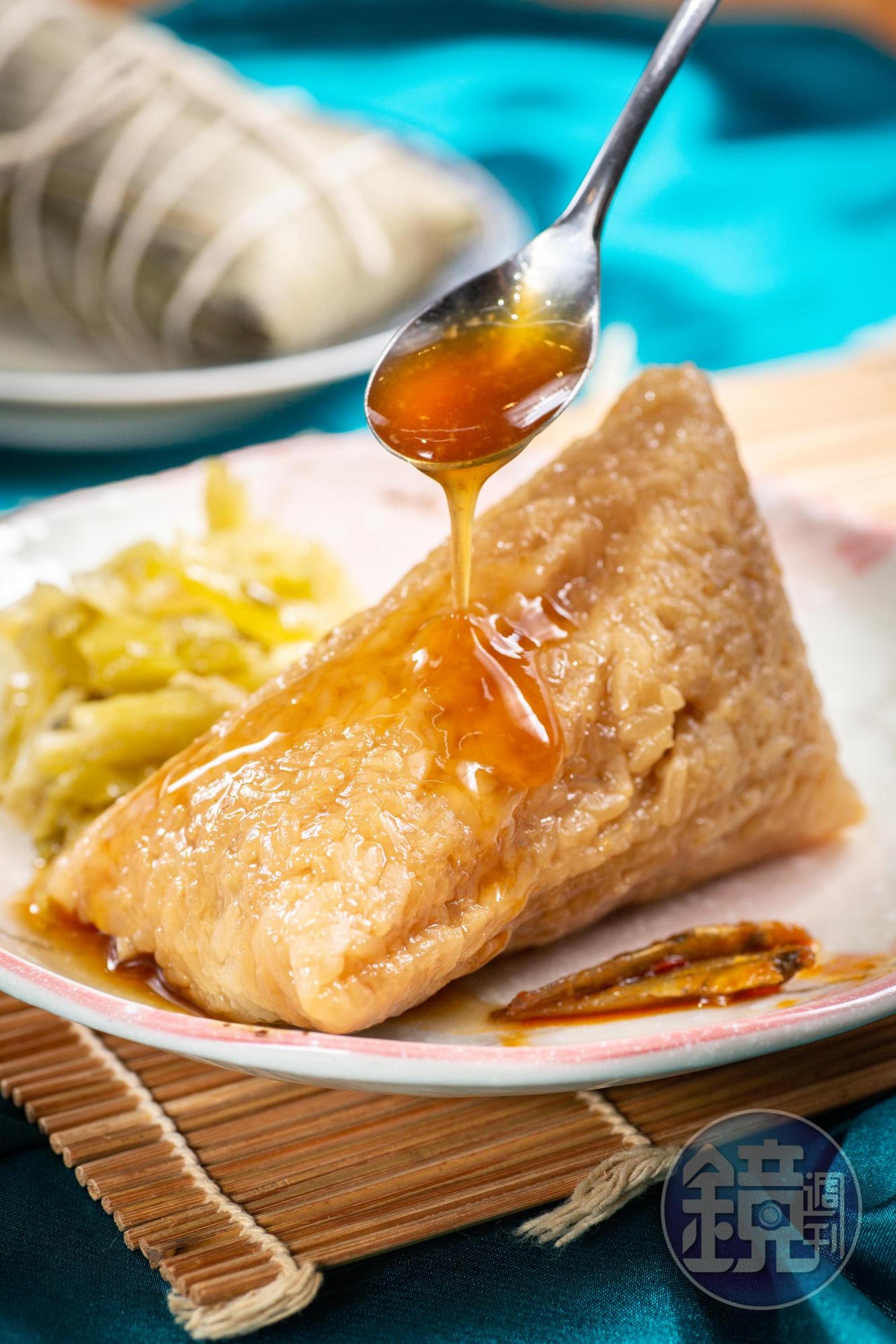 脫掉粽葉，上海鮮肉粽油油亮亮，非常誘人。