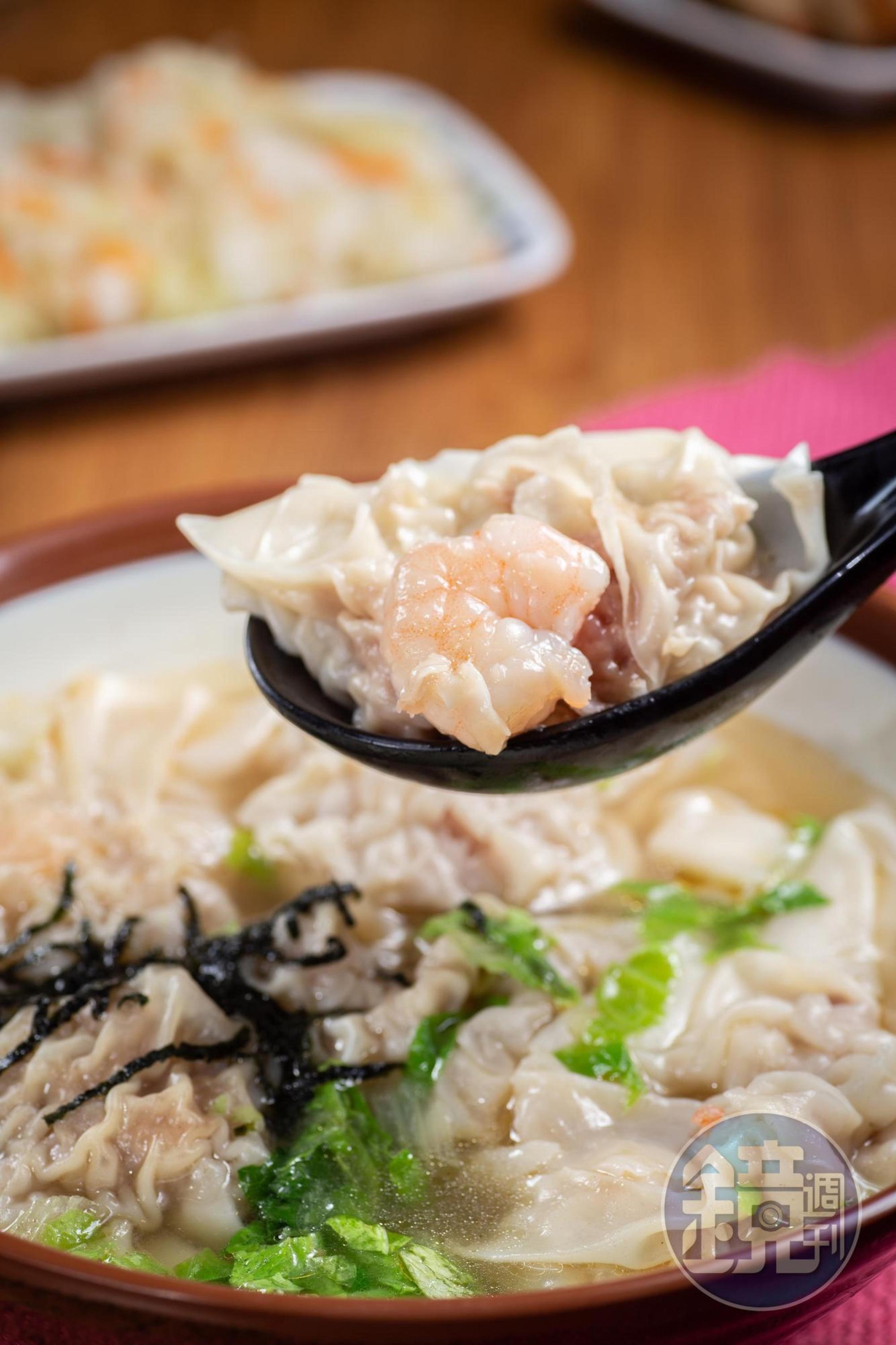 「鮮蝦大餛飩湯」肉餡以麻油調味，每一顆餛飩裡有一塊蝦仁。（85元／碗）