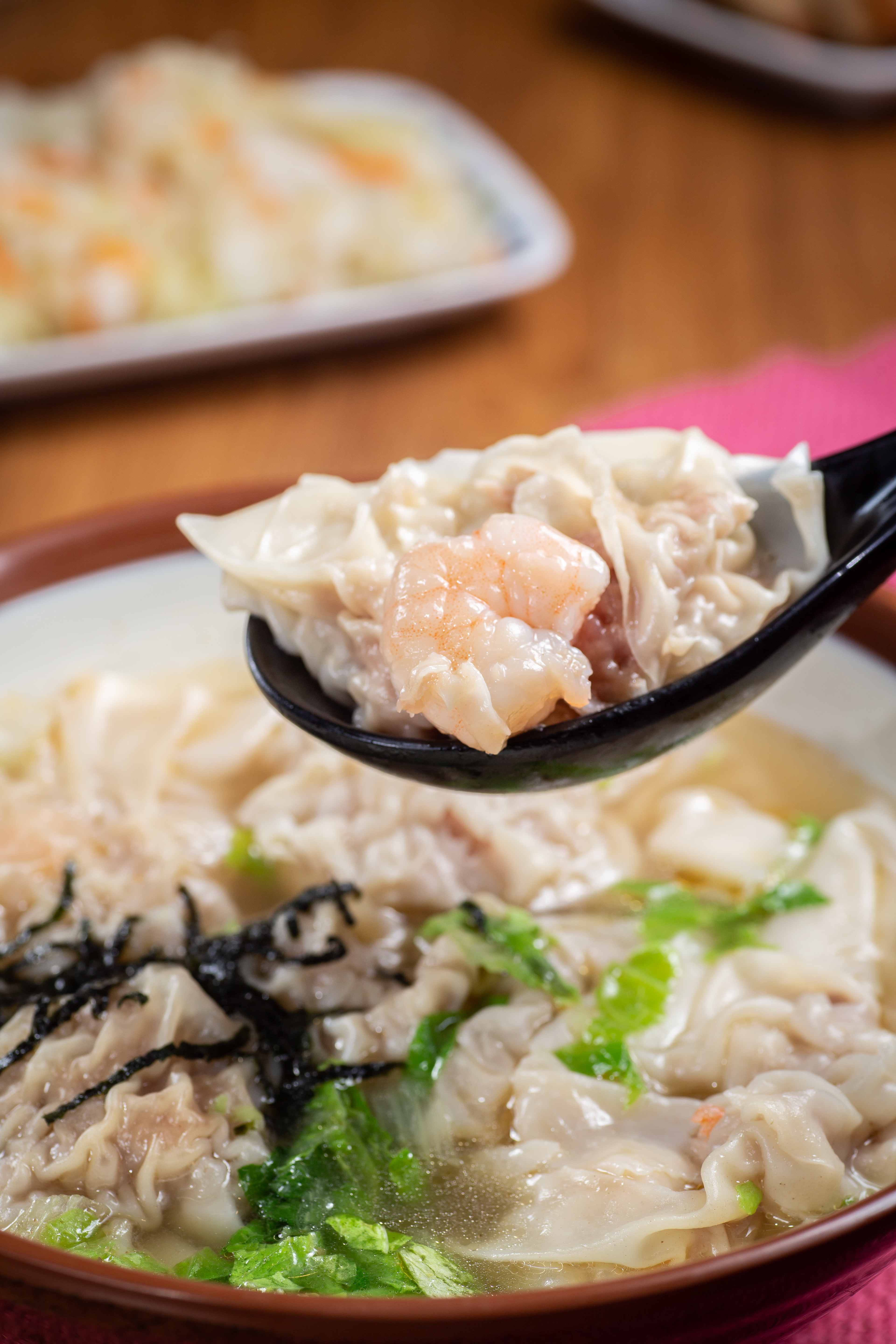 「鮮蝦大餛飩湯」肉餡以麻油調味，每一顆餛飩裡有一塊蝦仁。（85元／碗）