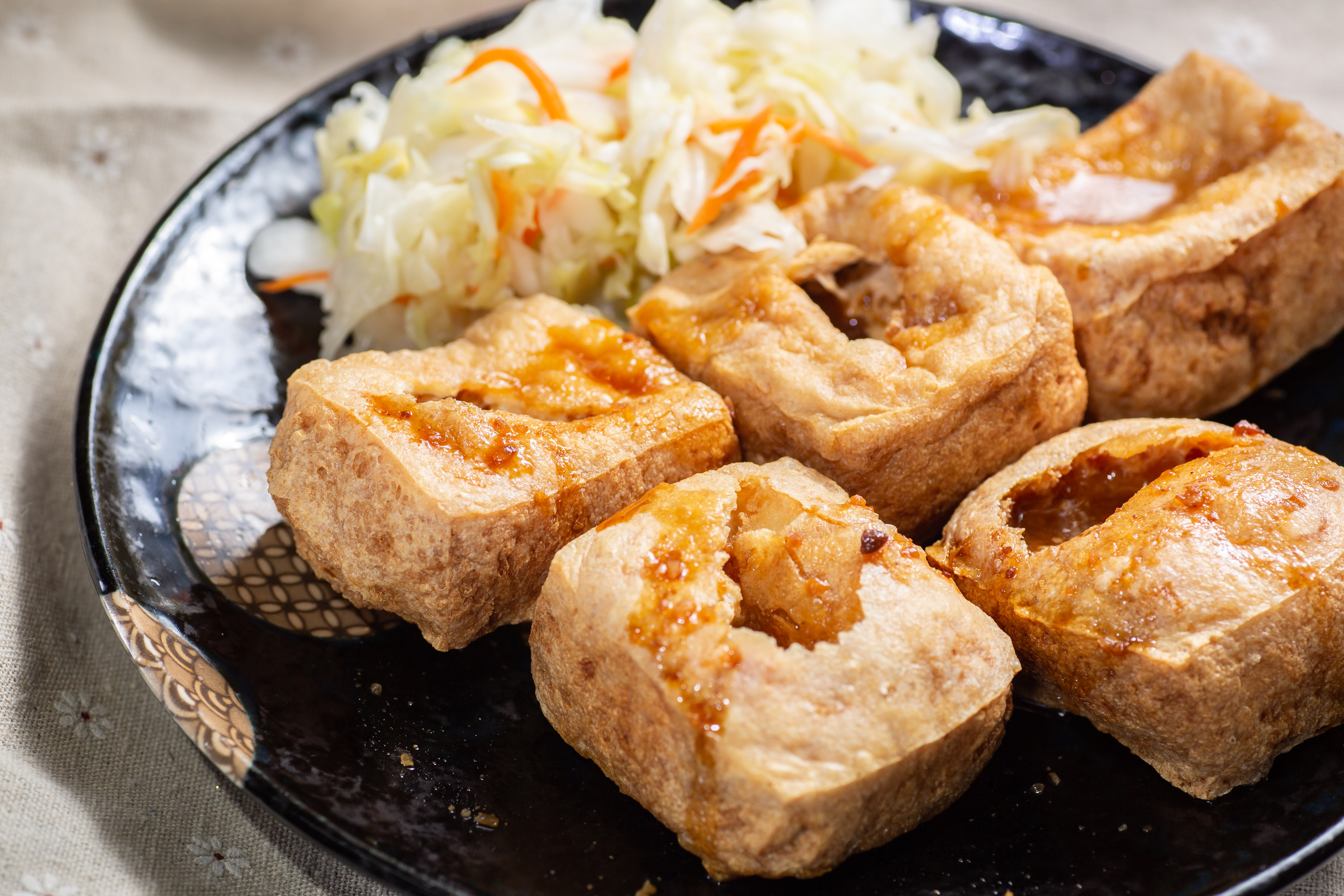 「手工脆皮臭豆腐」澆淋用了酒釀、神秘的「AB醬」，每桌必點，愈吃愈涮嘴。（55元／份）