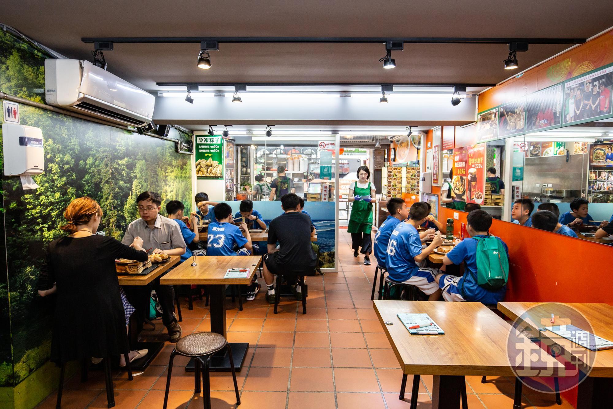 為了讓客人夏天吃得舒服，老闆特別在本店旁開2店，裝上空調，整體明亮許多。