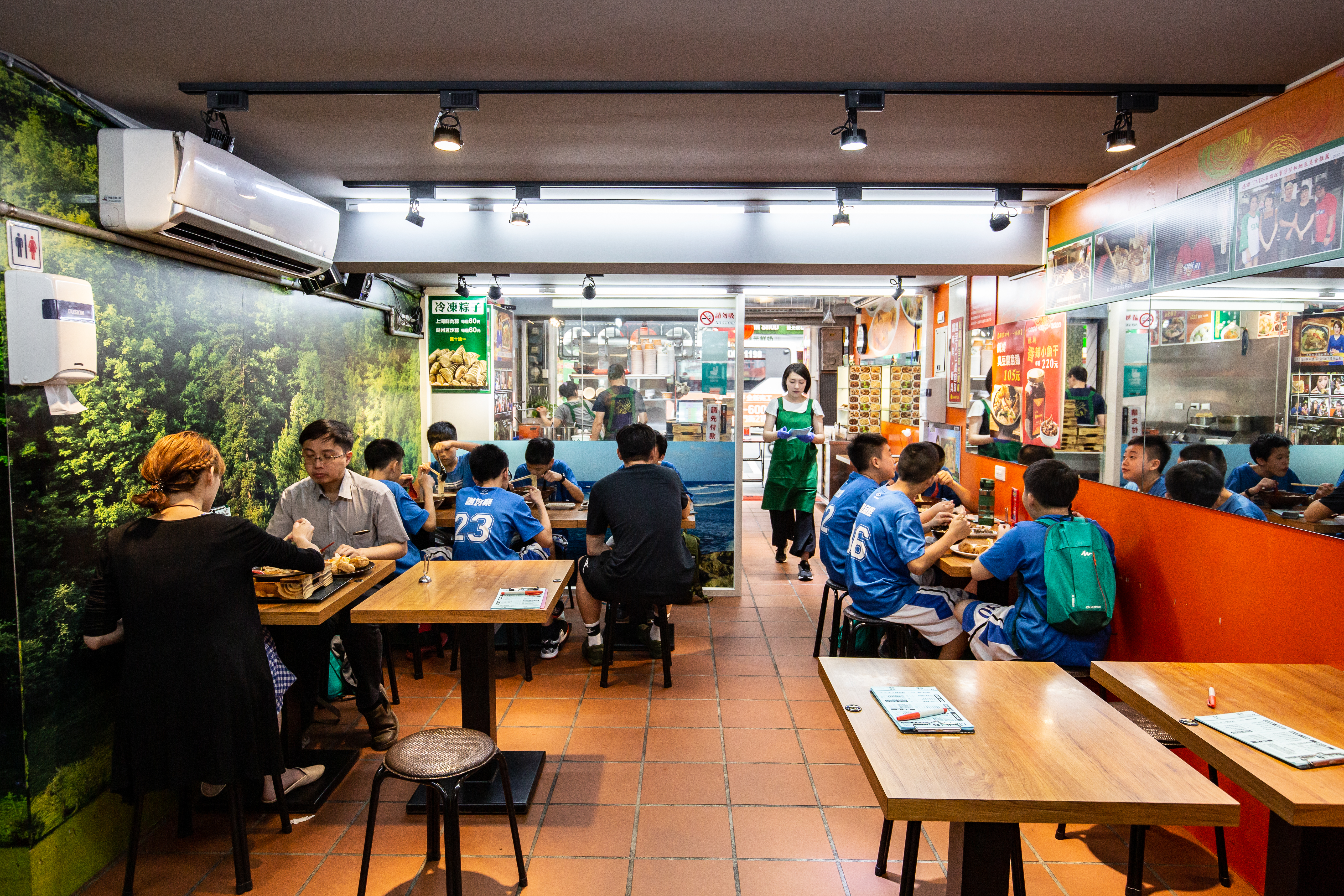為了讓客人夏天吃得舒服，老闆特別在本店旁開2店，裝上空調，整體明亮許多。