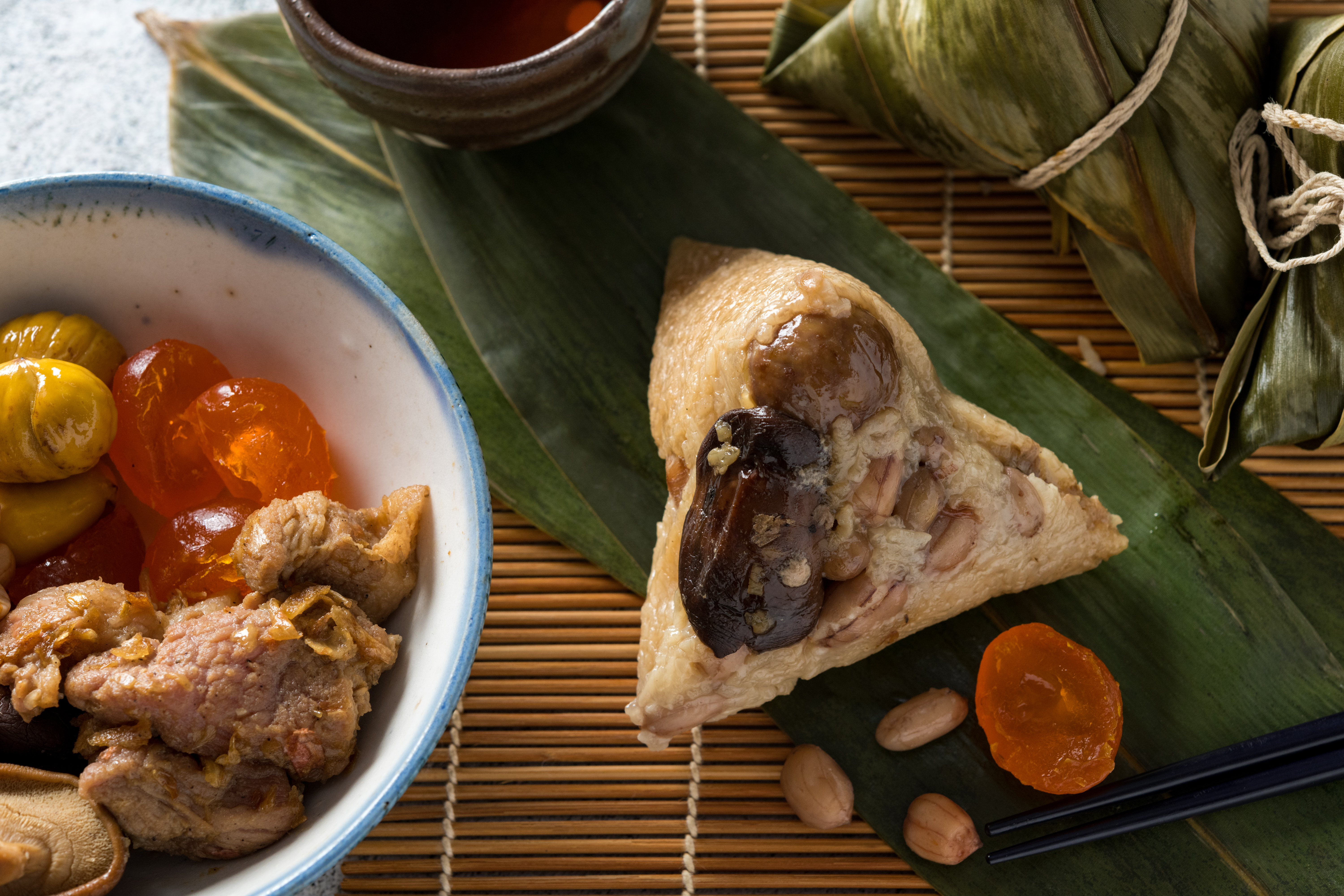 「花生蛋黃香菇栗子粽」調味適中，豐富配料堆疊入口層次。（40元／顆）