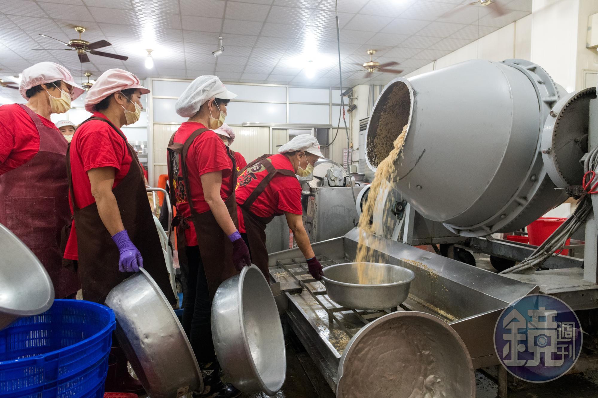 阿姨大軍拎著大盆,排隊將調味好的生米裝得滿滿。