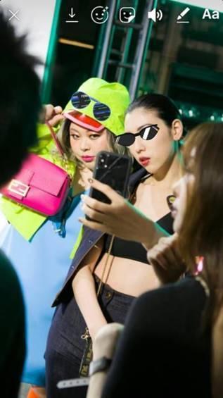 渡邊直美與日本名模三吉彩花一起後製GENTLE FENDI太陽眼鏡在頭上。（FENDI提供）