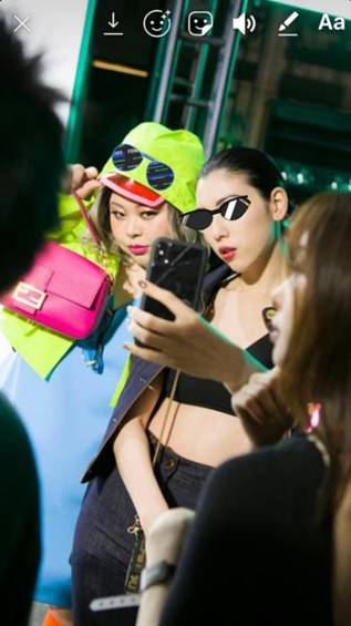 渡邊直美與日本名模三吉彩花一起後製GENTLE FENDI太陽眼鏡在頭上。(FENDI提供)