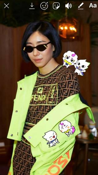 韓國的網紅 Lia Kim則是選了Gennie與Fennie 兩位可愛人偶貼在自己的限時動態上。(FENDI提供)