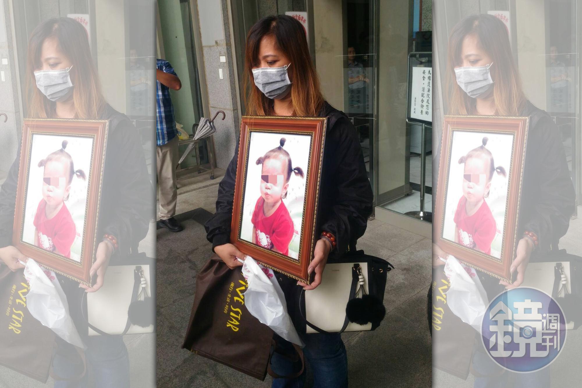 遭虐死的1歲半女童祖母，今帶著女童遺照出庭，要幫孫女討公道。