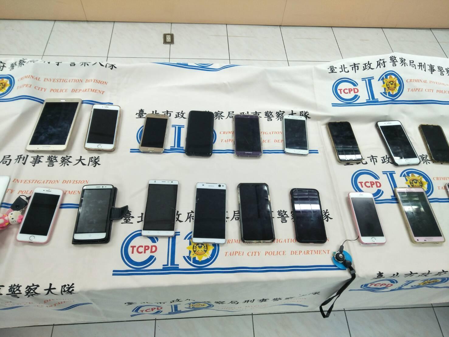 台北市警方破獲愛情詐騙集團，起出大批犯案用的手機。（警方提供）