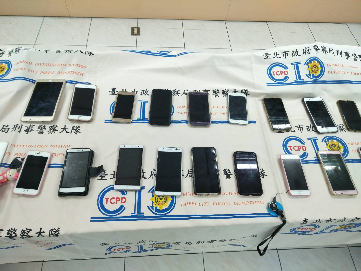 台北市警方破獲愛情詐騙集團，起出大批犯案用的手機。（警方提供）