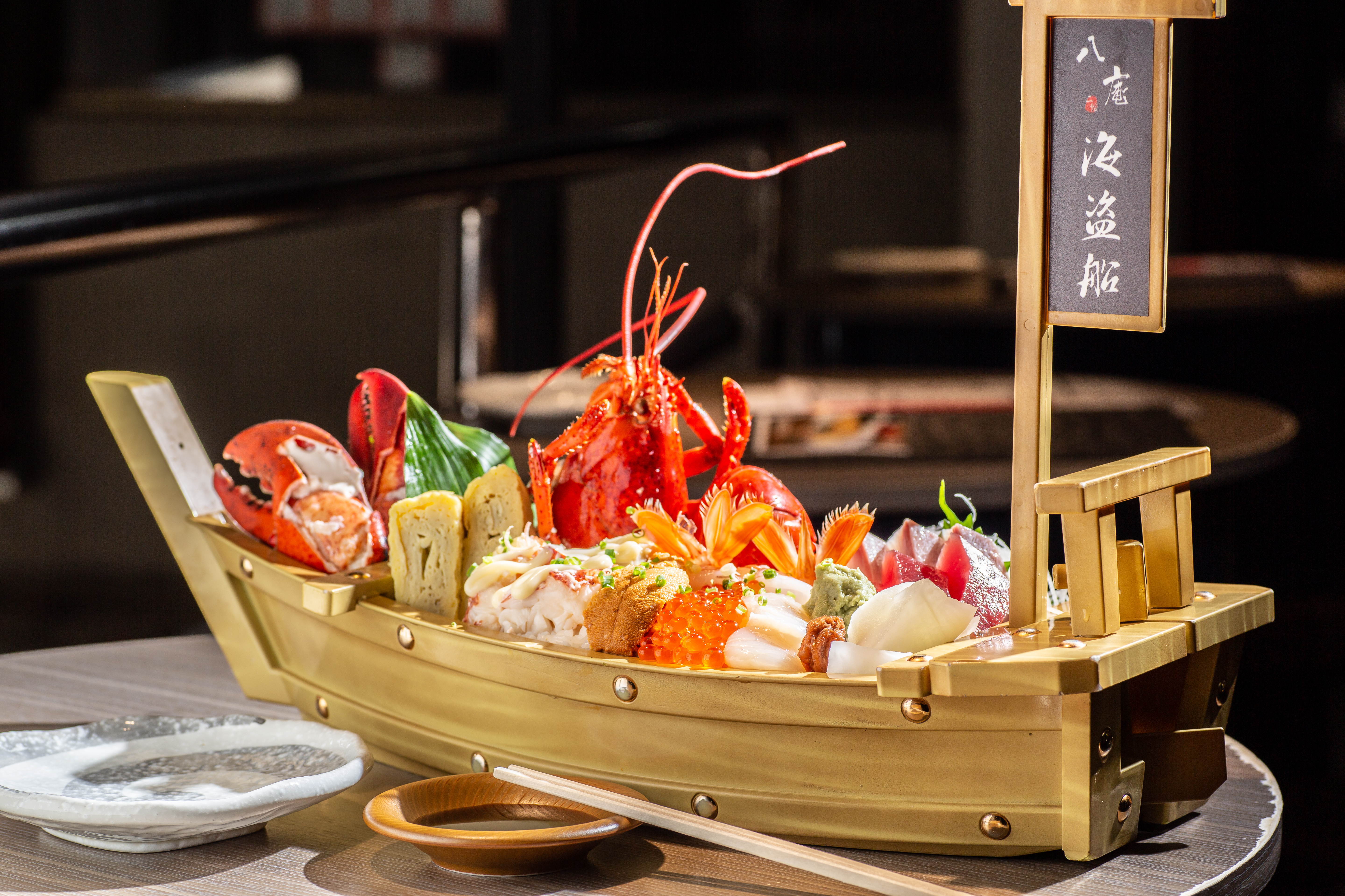 非常受到喜愛的「八庵海盜船」，曾有客人獨自來吃，一人就吃下一艘船。（1,280元／份）