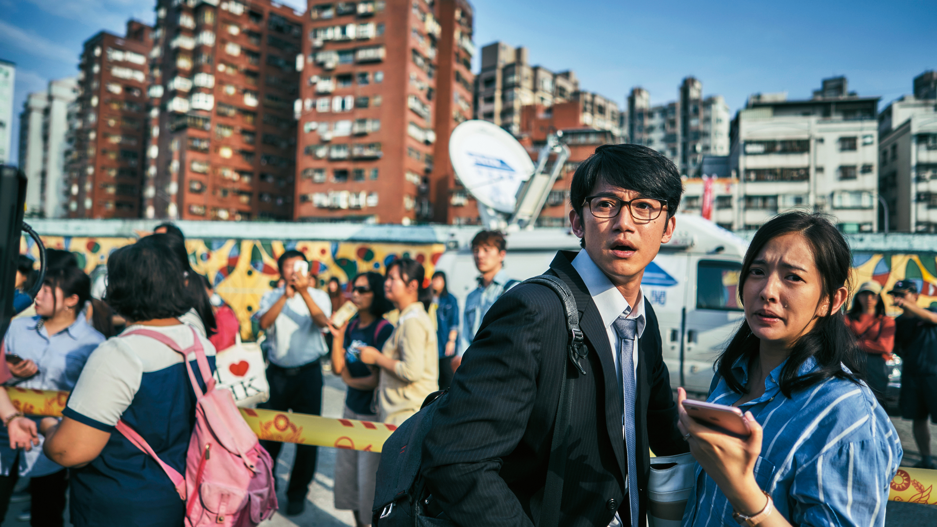 吳慷仁在《我們與惡的距離》飾演熱血法扶律師（左），和周采詩（右）有許多情緒崩潰的對手戲。