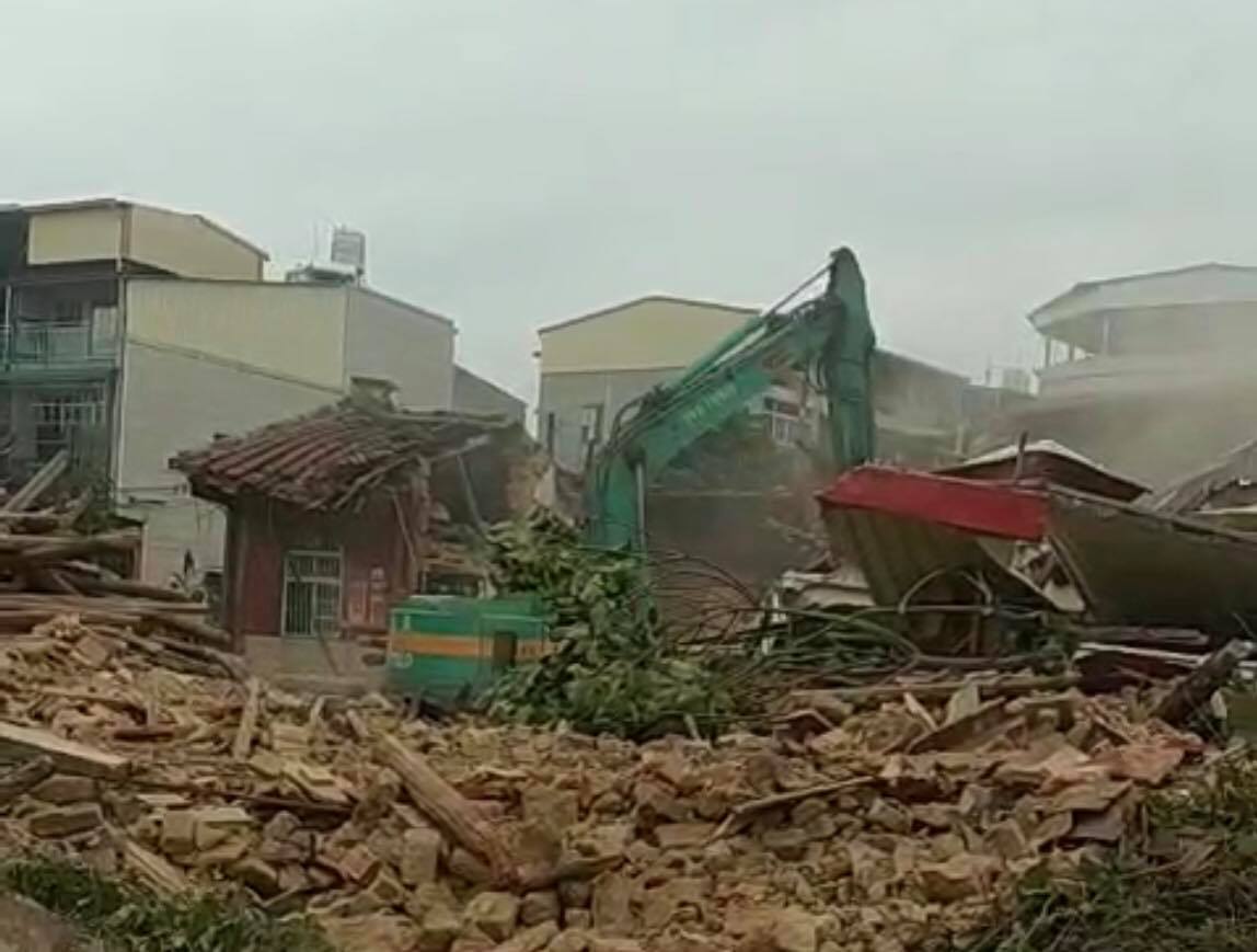 高雄仁武「劉家新厝」距今約有160年歷史，如今卻在古蹟列冊會勘前一天，遭怪手強行拆除。（翻攝自張豐藤臉書）