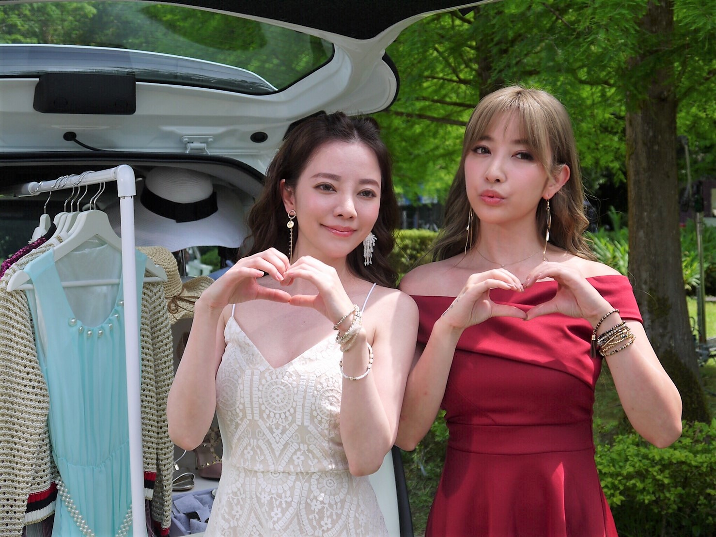 許維恩（右）與二姊許菲菲（左）首度合作廣告拍攝。（TOYOTA提供）