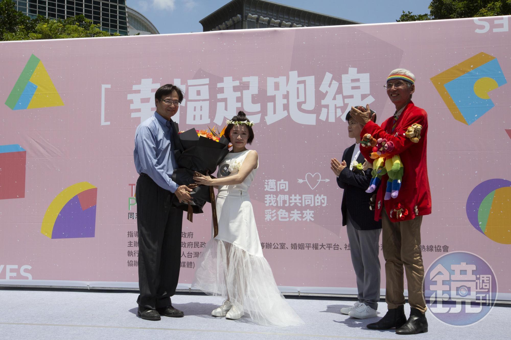 作家陳雪(左二)與伴侶早餐人(右二)辦理結婚登記,北市由民政局長藍世聰(左一)送花祝賀
