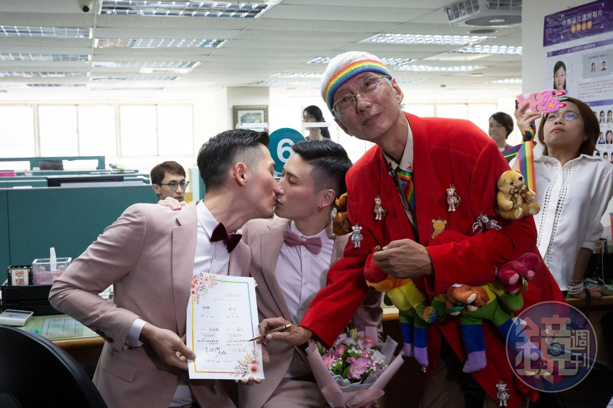 小銘跟小玄辦理登記結婚,同運先驅祁家威大哥簽名當證婚人。