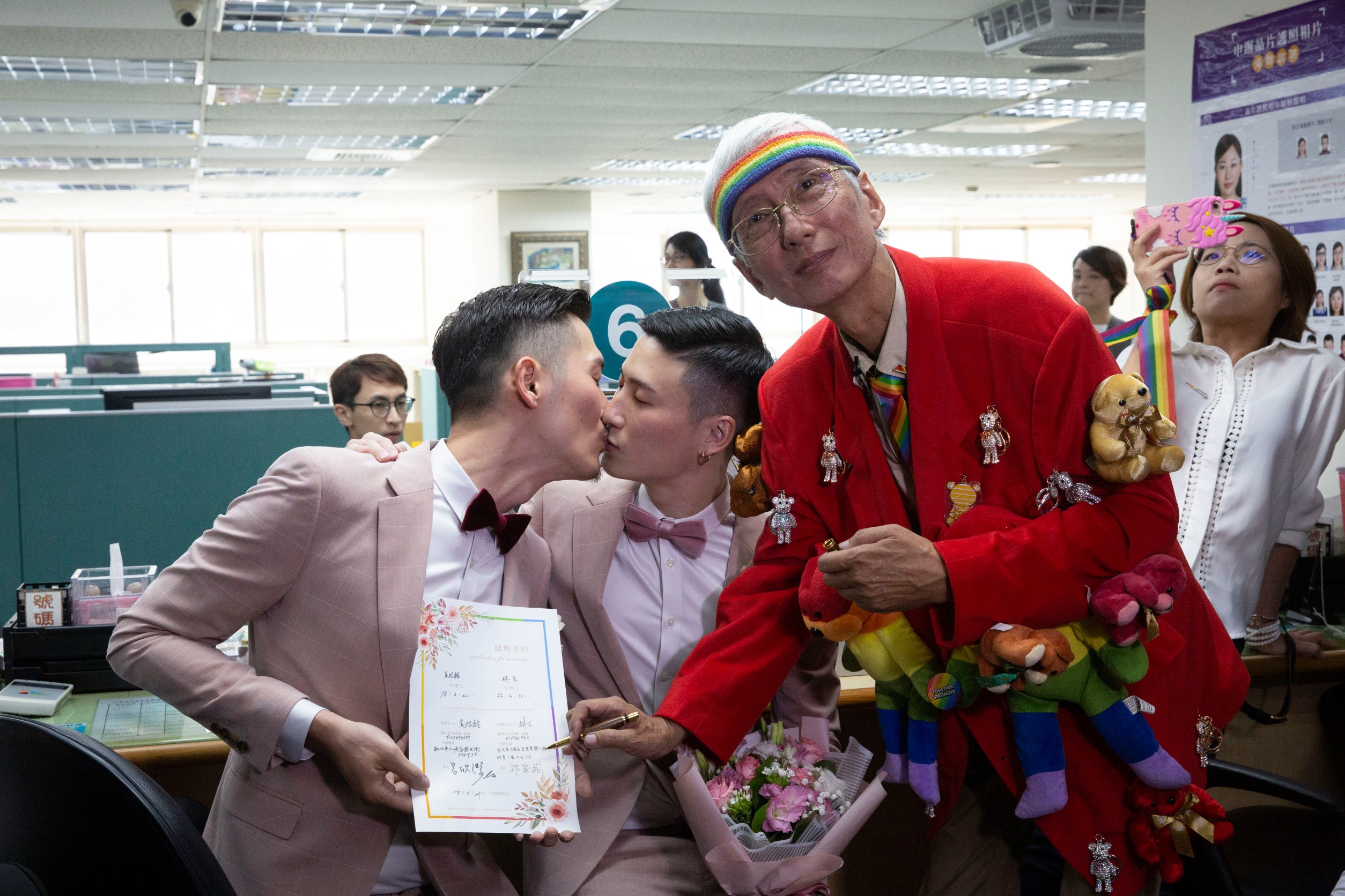 小銘跟小玄辦理登記結婚，同運先驅祁家威大哥簽名當證婚人。