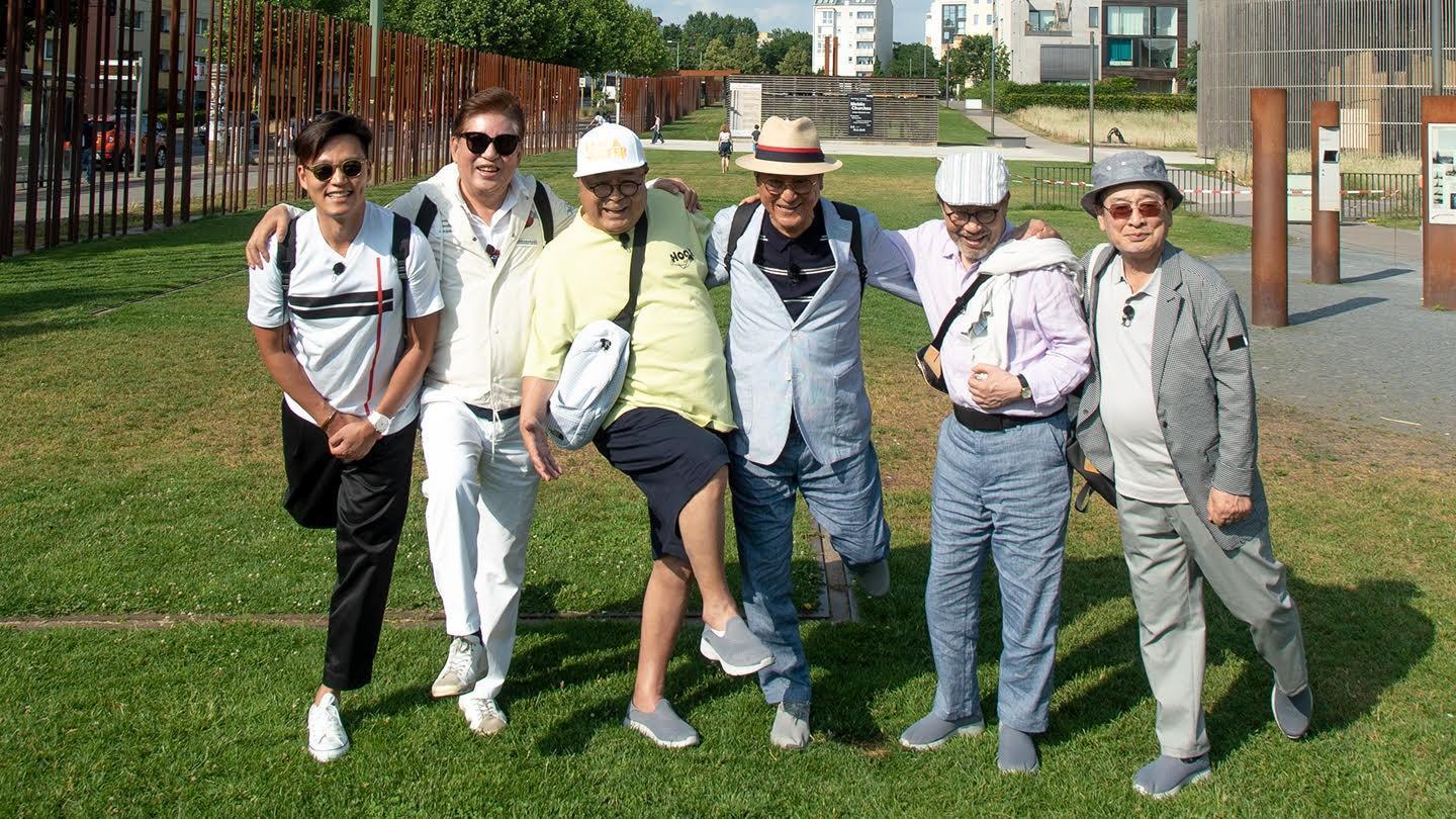 73歲的金容建（左二）加入《花漾爺爺Returns》，是5位爺爺中的老么。（東森戲劇台提供）