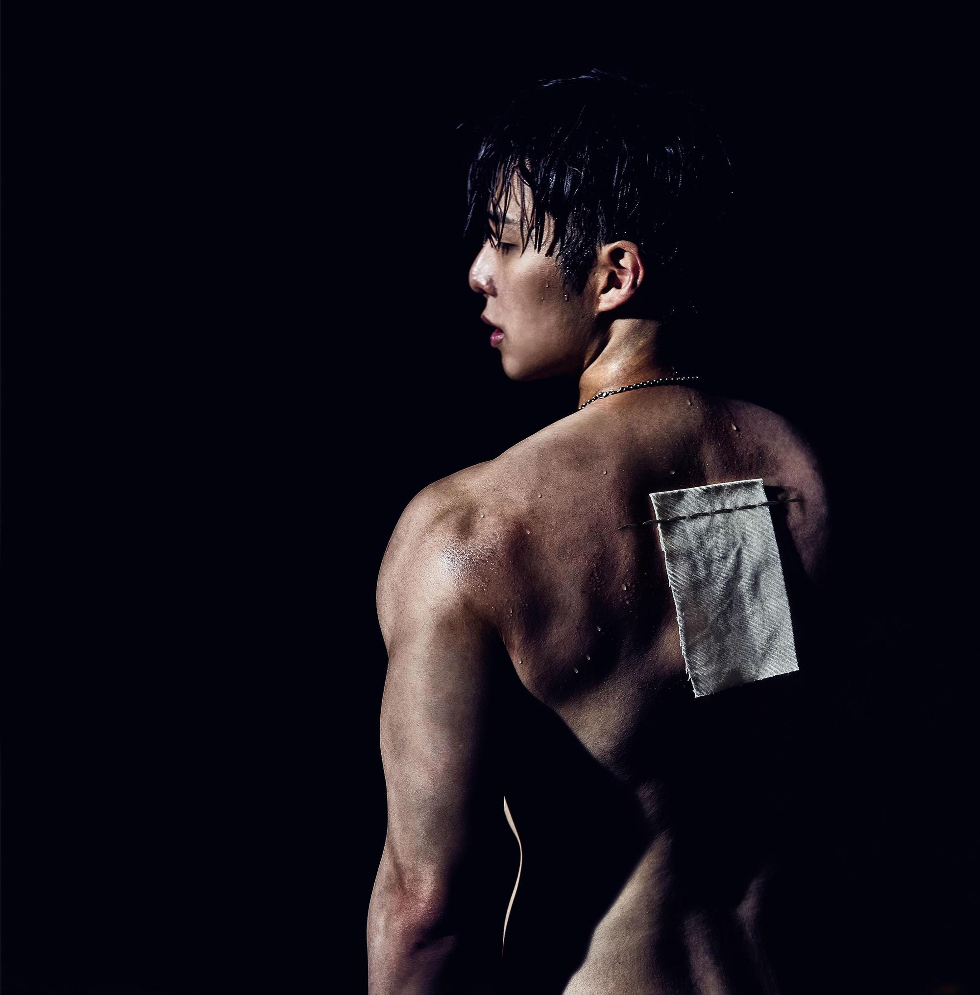 李建軒為新歌〈那個誰〉脫掉上衣，展現寬闊肩膀的曲線。（邦寧傳播提供）