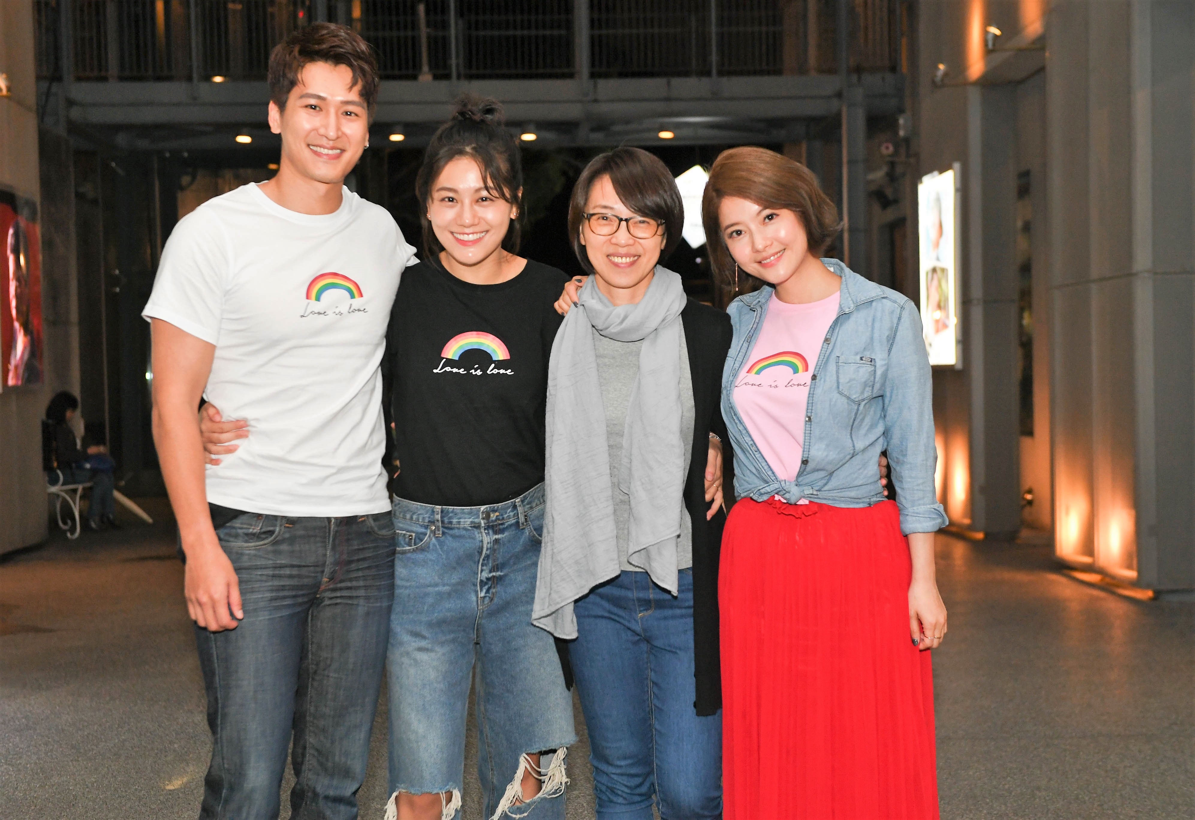 邵翔（左）與小蠻（左2）、王樂妍（右）一都出席周美玲導演電影《刺青》私密放映會。（三映電影提供）