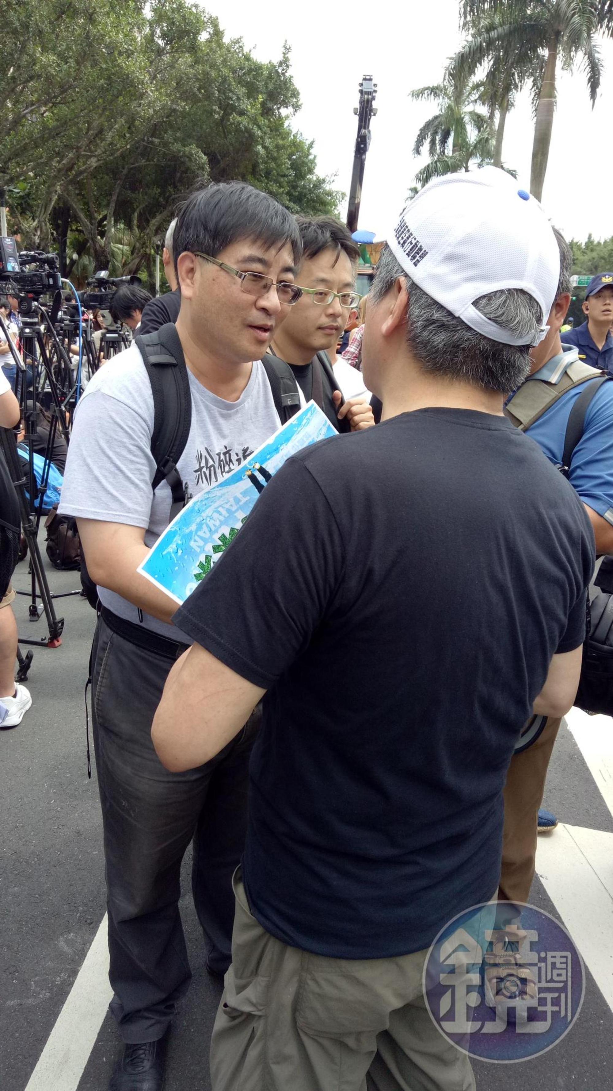 反南鐵東移自救會代表陳致曉(左)被協調不要嗆聲。