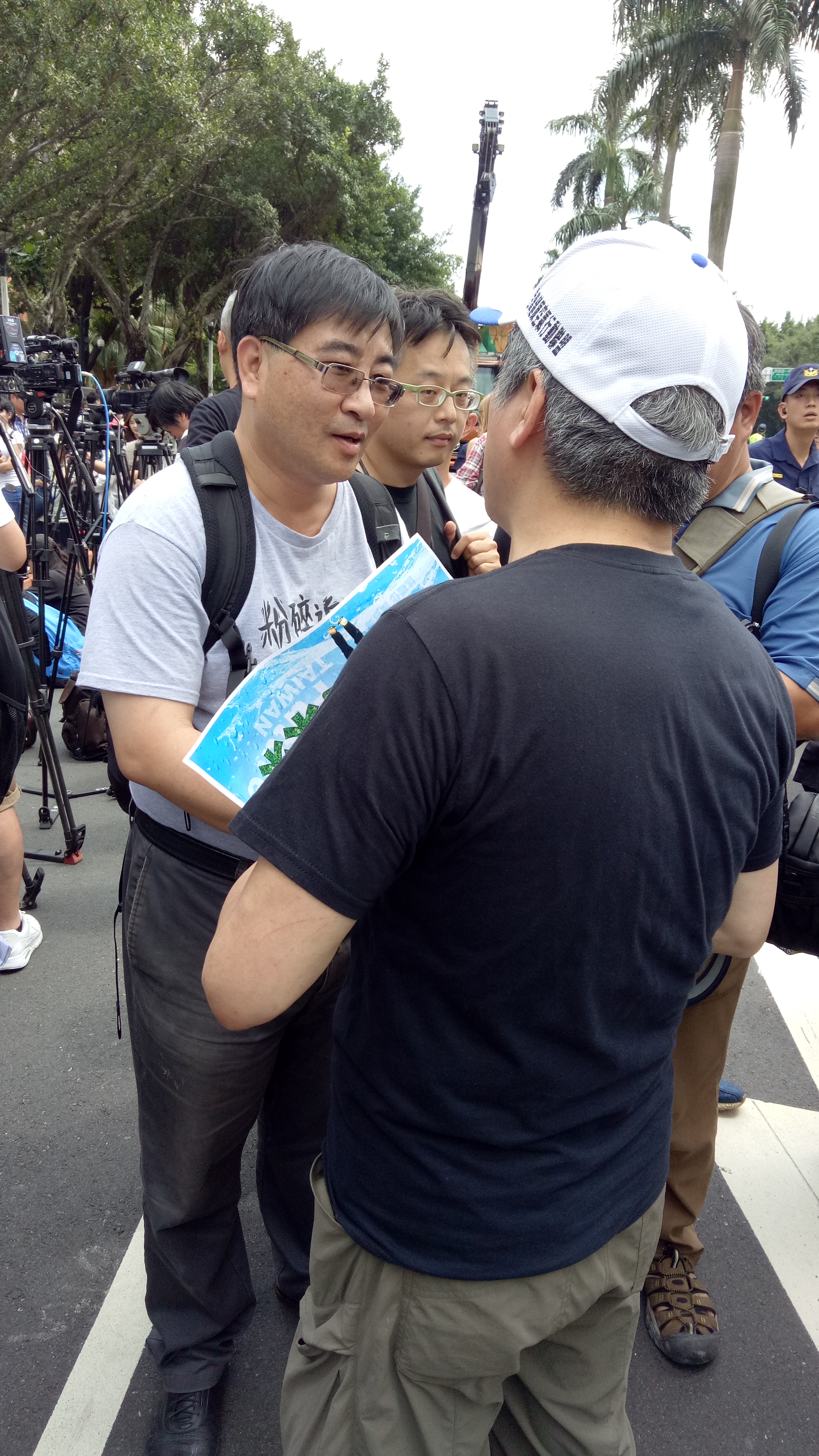 反南鐵東移自救會代表陳致曉（左）被協調不要嗆聲。