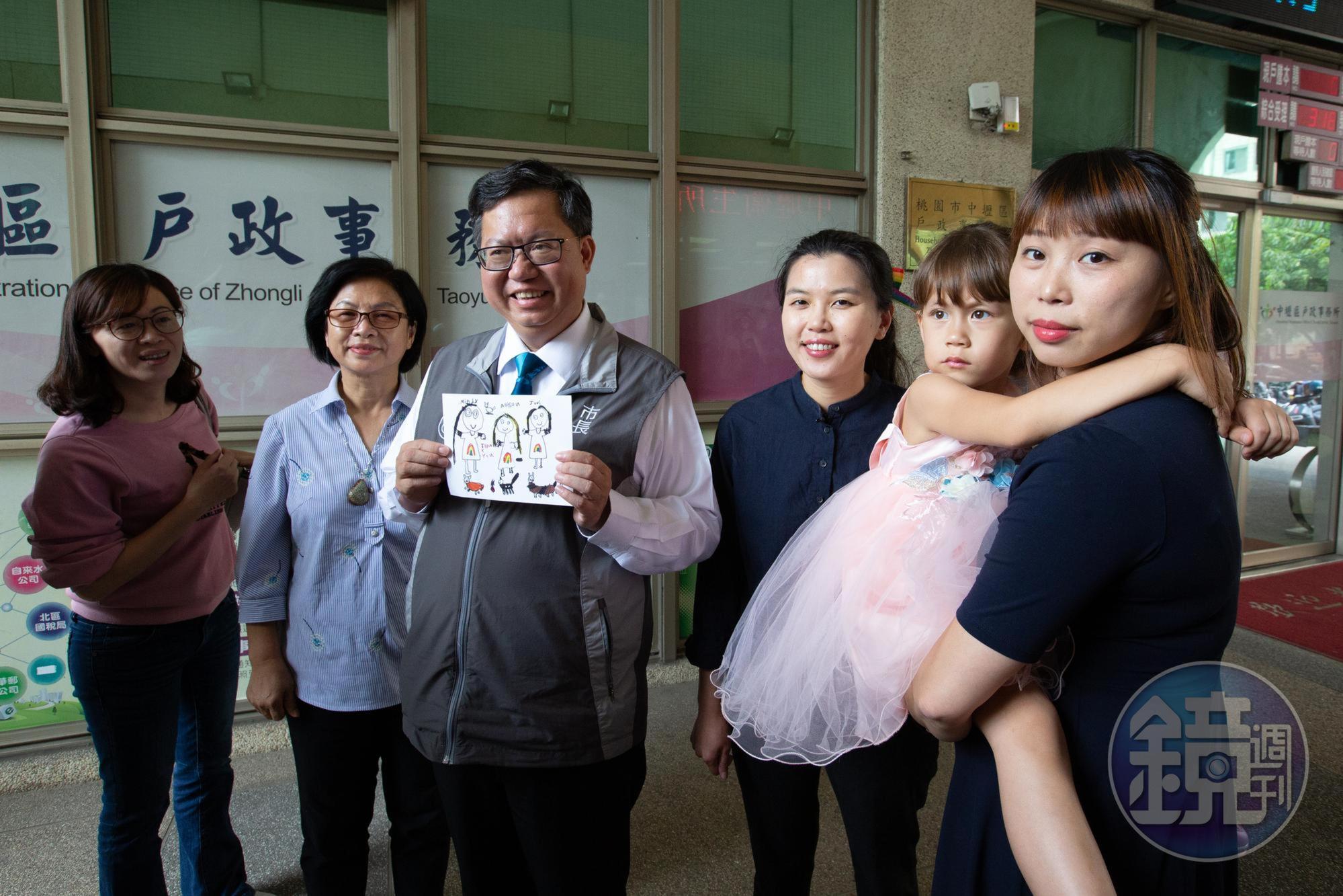 鄭文燦現場見證吳少喬與伴侶邱明玓結婚登記,並拿出之前一家3口送他的卡片。