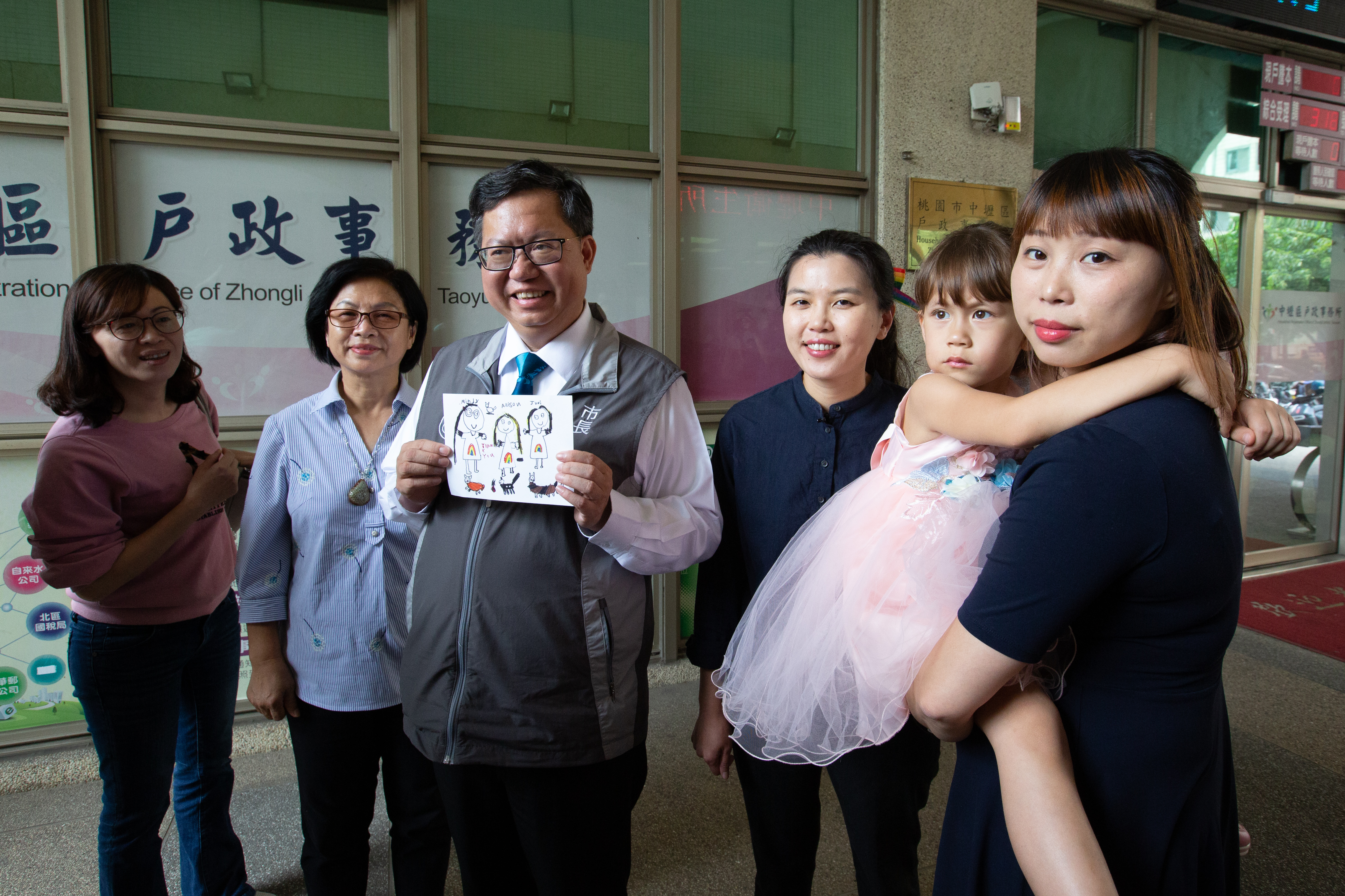 鄭文燦現場見證吳少喬與伴侶邱明玓結婚登記，並拿出之前一家3口送他的卡片。