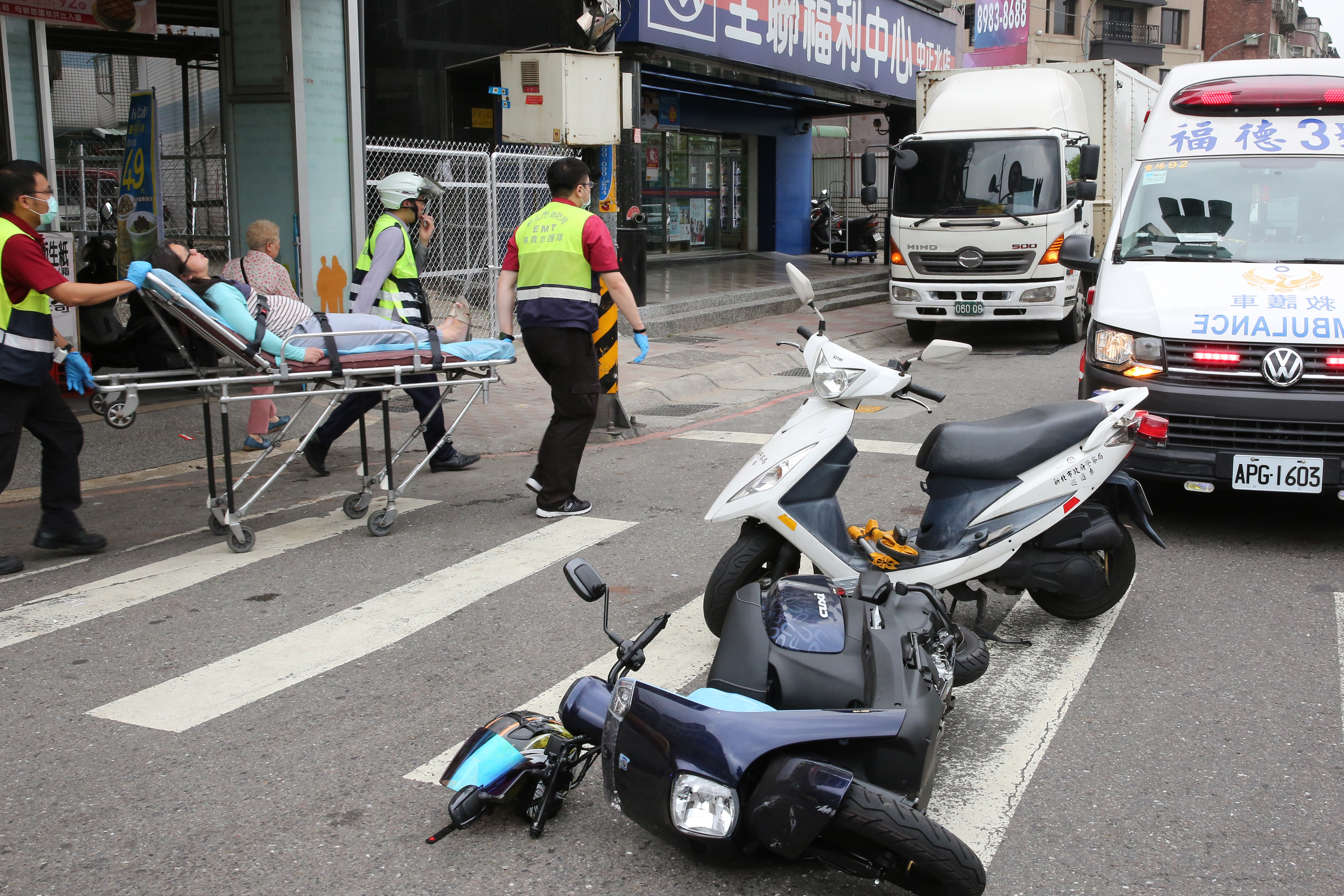 騎機車撞斷5顆牙齒，經治療後症狀固定且失能，也可以申請60天的失能一次金。