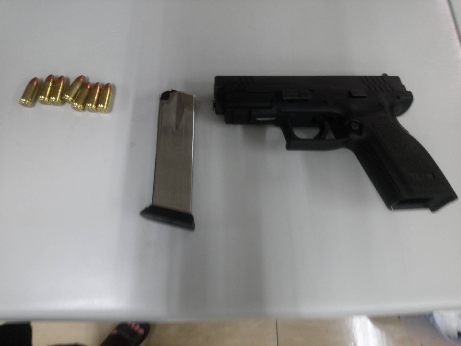 林嫌主動向警方投案，並交出作案槍枝及7發子彈。