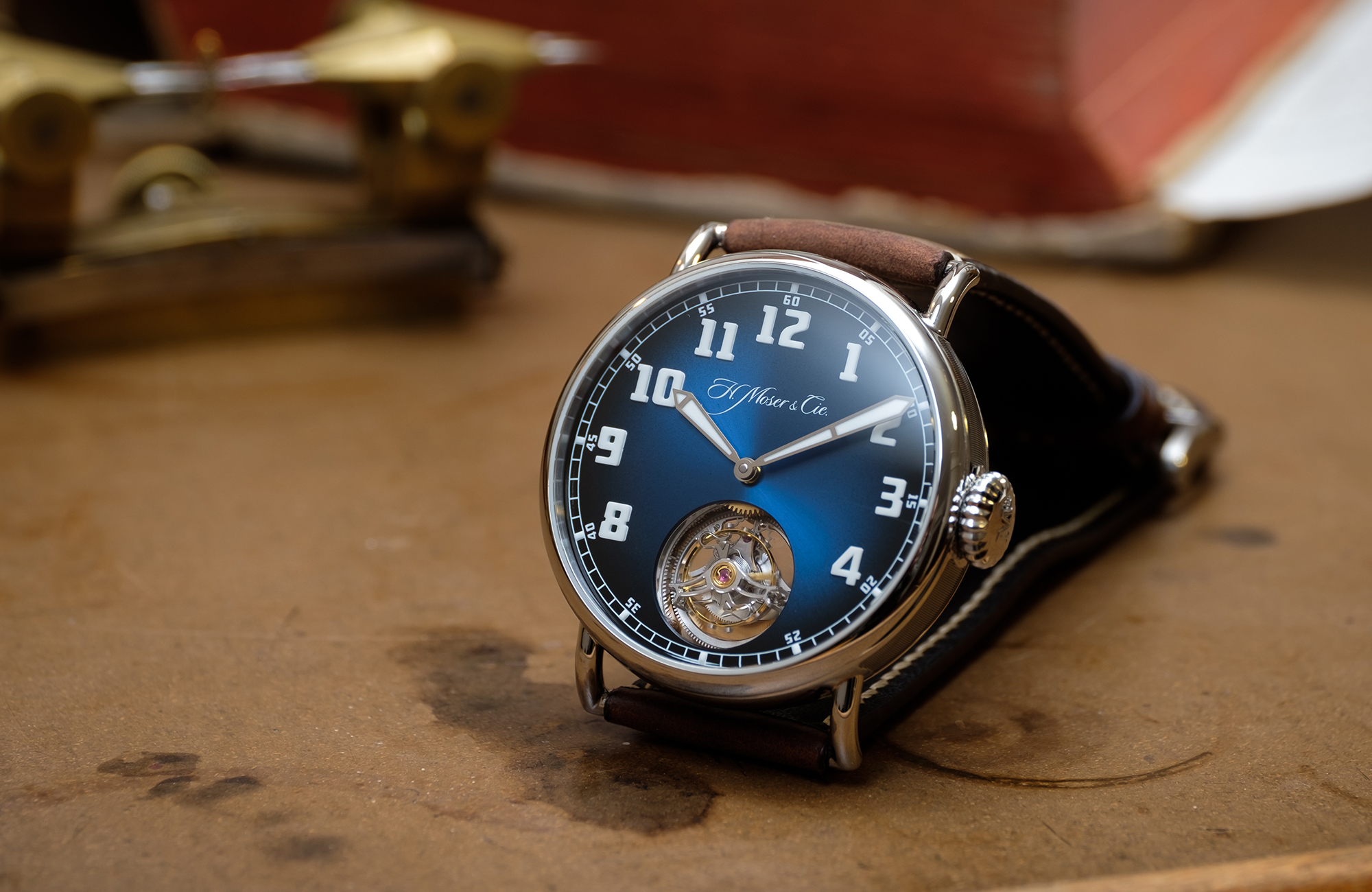 亨利慕時發表全新Heritage 經典陀飛輪電光藍腕錶，也是Heritage系列首款不鏽鋼材質的作品。