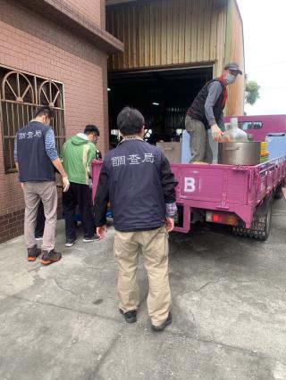 該鐵皮工廠位於農田間，張嫌還養了獵犬看門。（調查局提供）