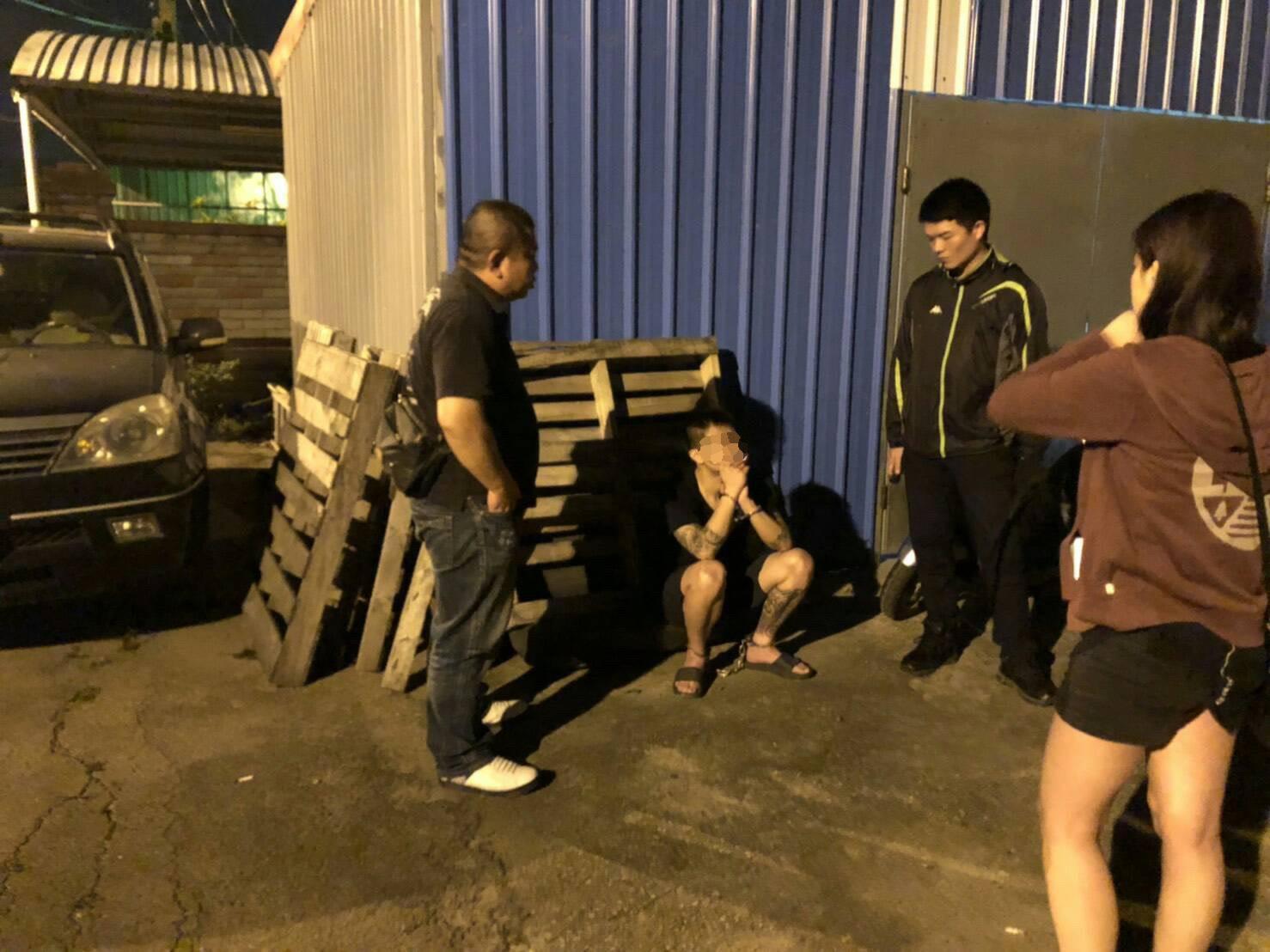 警方在新竹縣湖口鄉的一處麵粉工廠前埋伏,將通緝犯逮捕歸案。(警方提供)