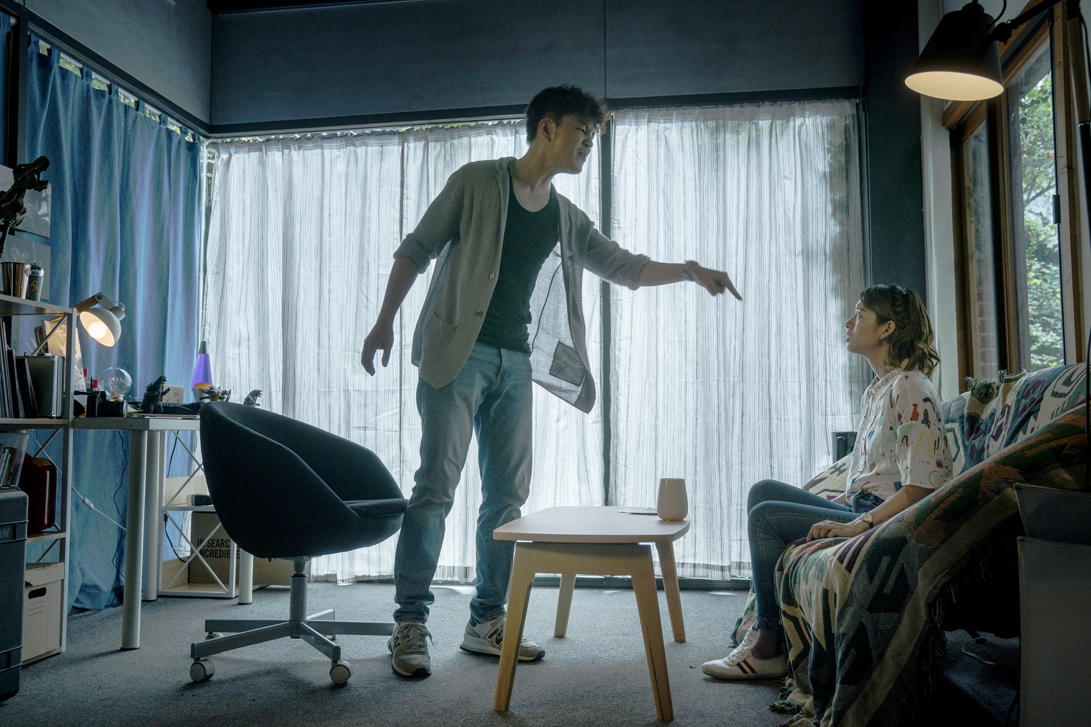 公視職人劇《生死接線員》張書偉飾演病患父親，向飾演器捐協調師的劉倩妏痛訴體制不公平。（公視提供）