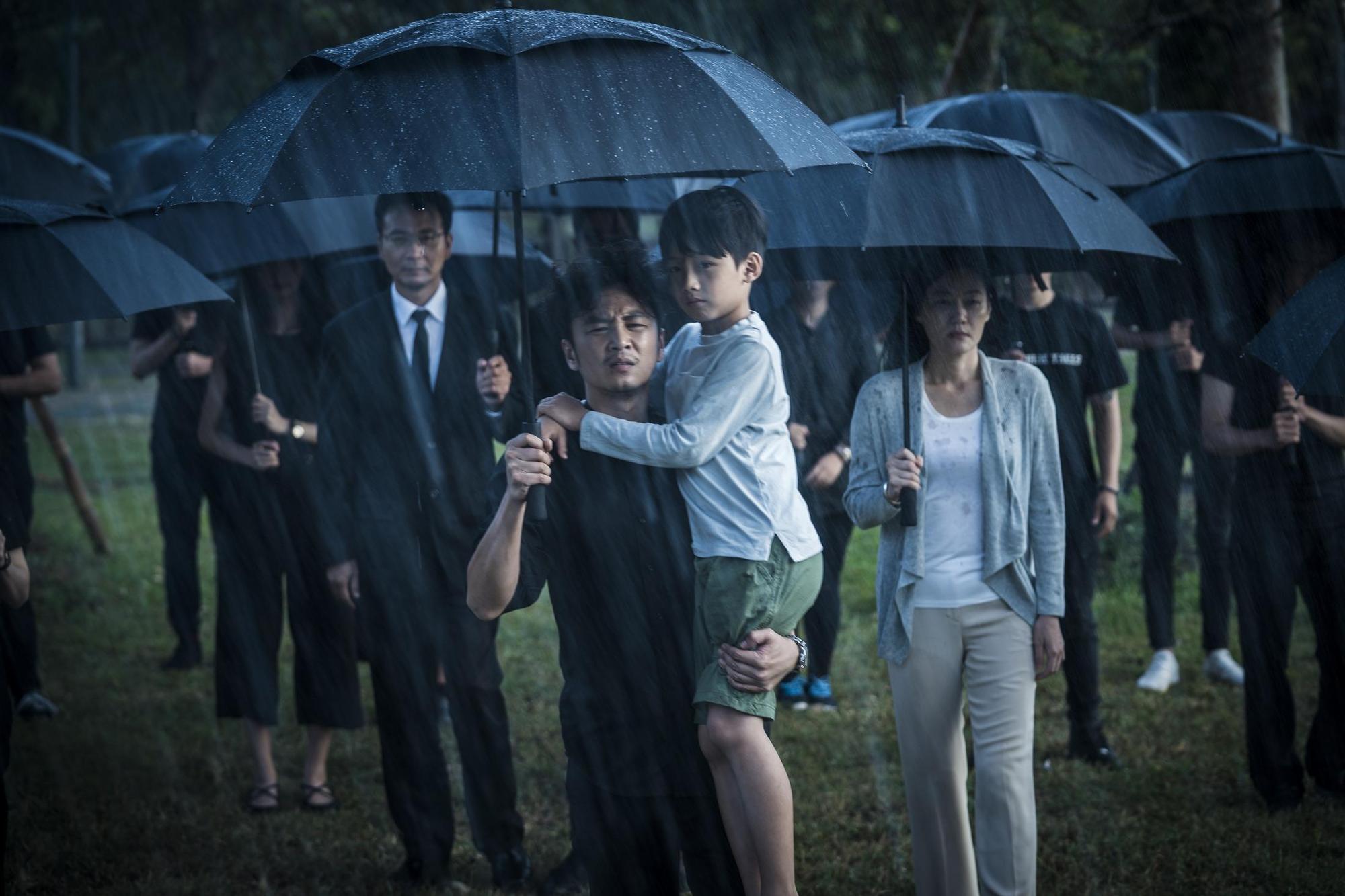 張書偉在公視職人劇《生死接線員》詮釋重度智能障礙者的父親。（公視提供）