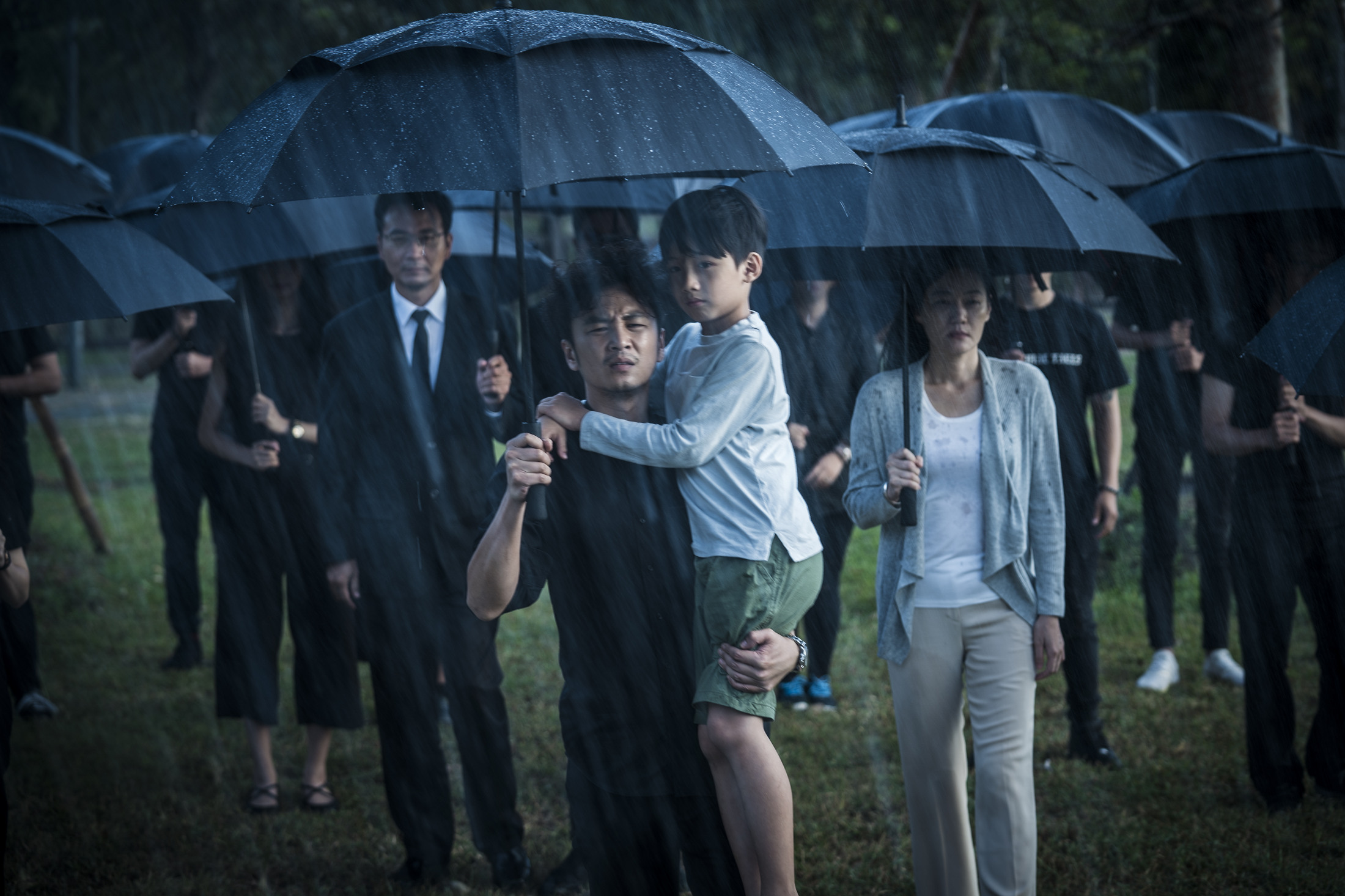 張書偉在公視職人劇《生死接線員》詮釋重度智能障礙者的父親。（公視提供）